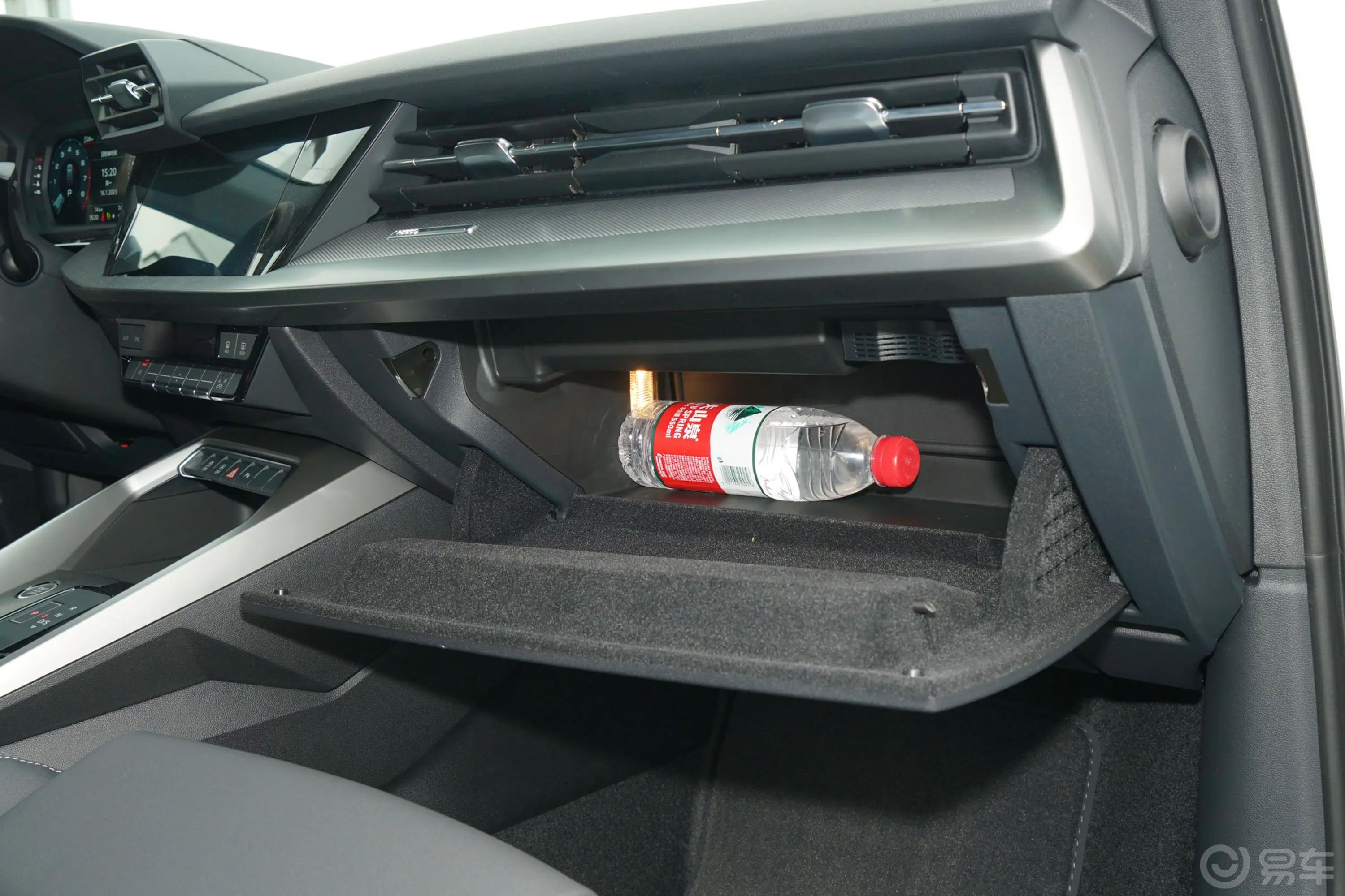 奥迪A3Sportback 35 TFSI 时尚运动型手套箱空间水瓶横置
