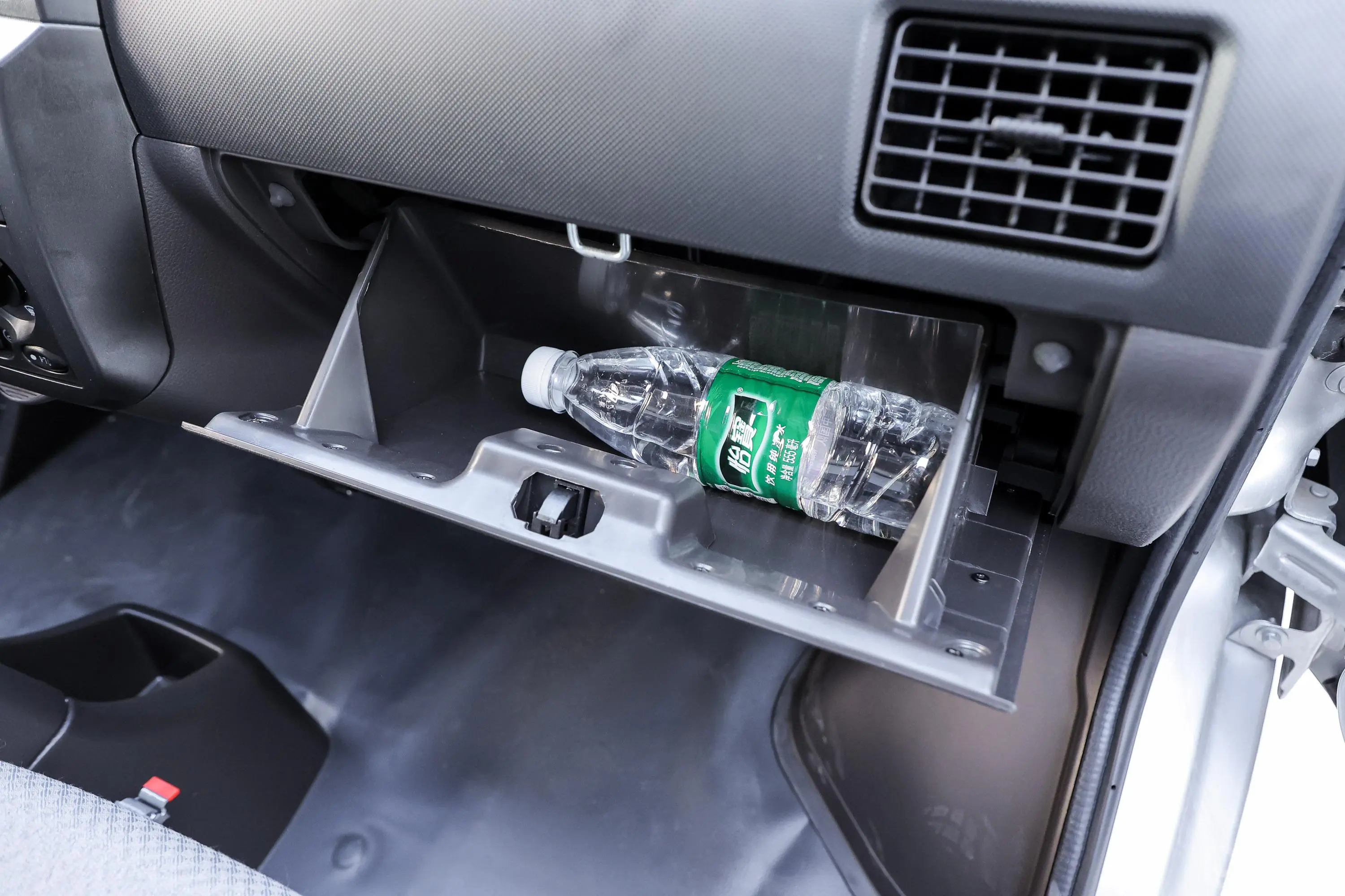 五菱EV50261km 经济适用型 安驰35.904kWh手套箱空间水瓶横置