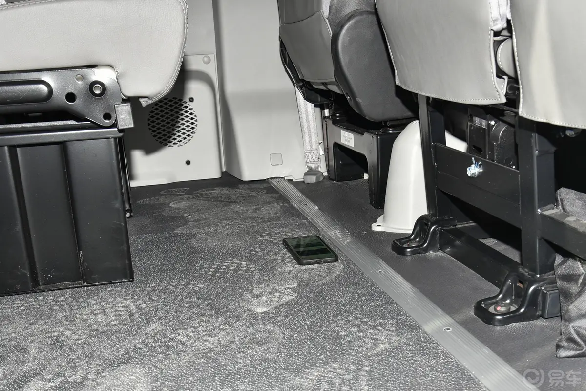星锐PLUS节油王 2.0T 手动中轴舒适版后排地板中间位置