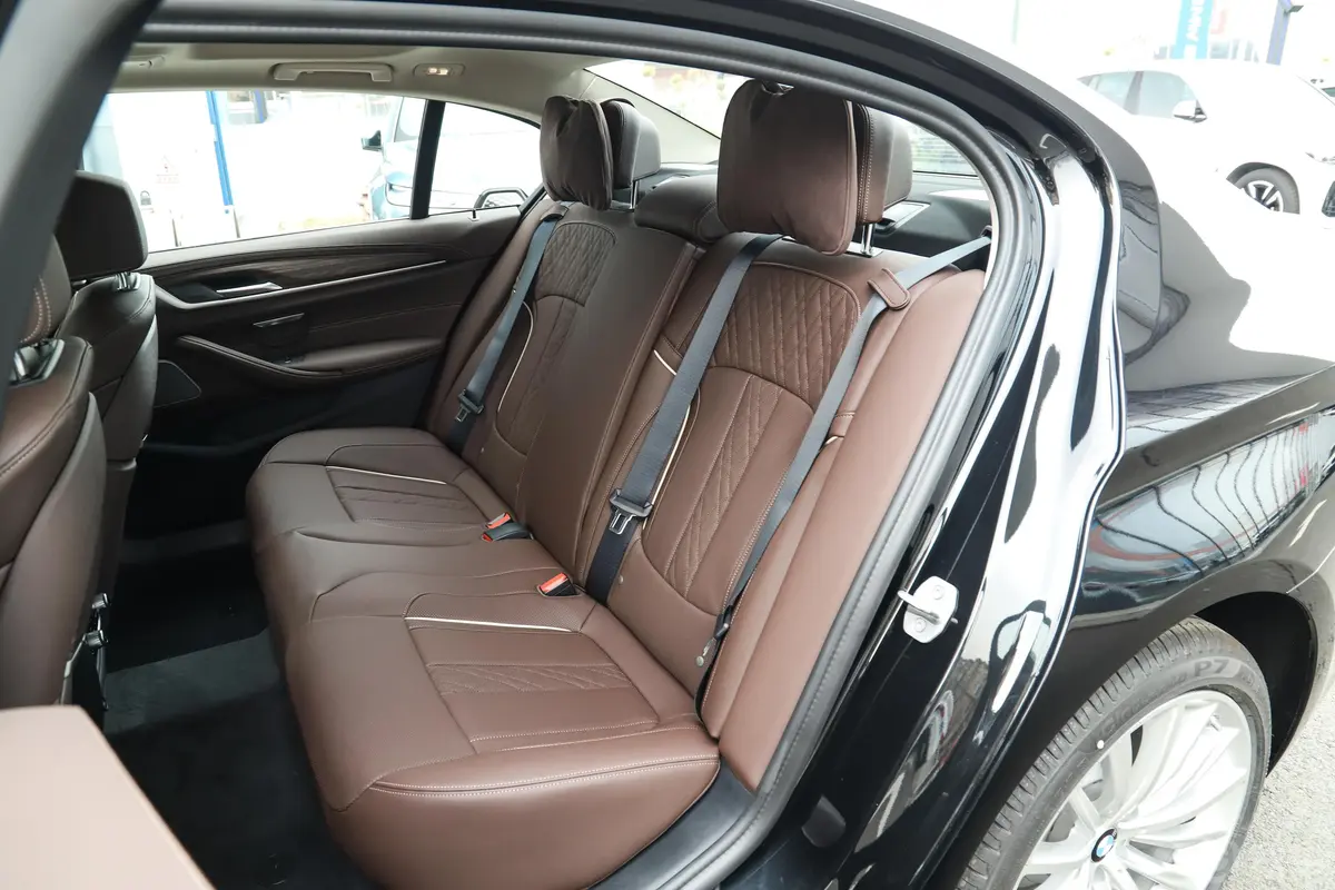 宝马5系530Li 尊享型 豪华套装后排座椅