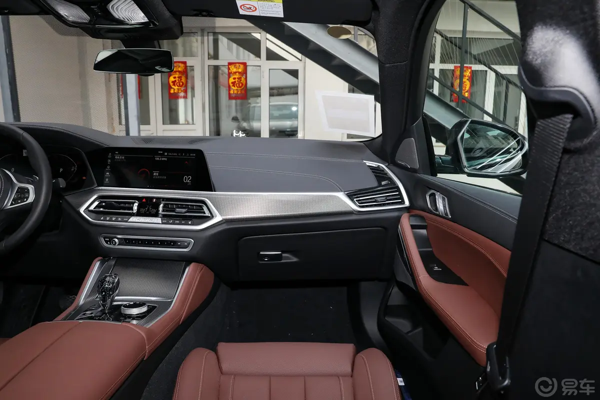 宝马X6xDrive40i 尊享型 M运动套装副驾驶位区域