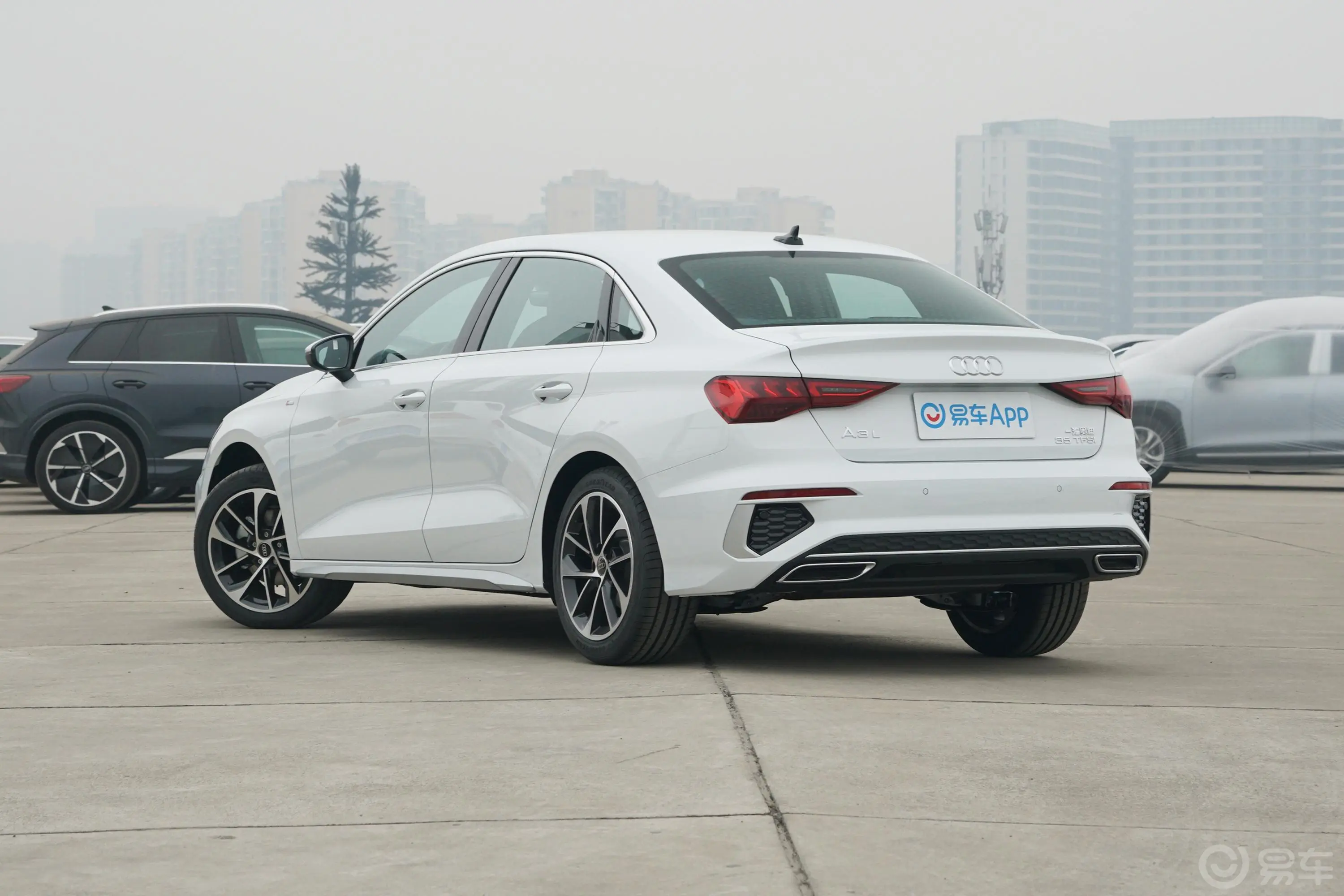 奥迪A3A3L Limousine 35 TFSI 进取运动型侧后45度车头向左水平