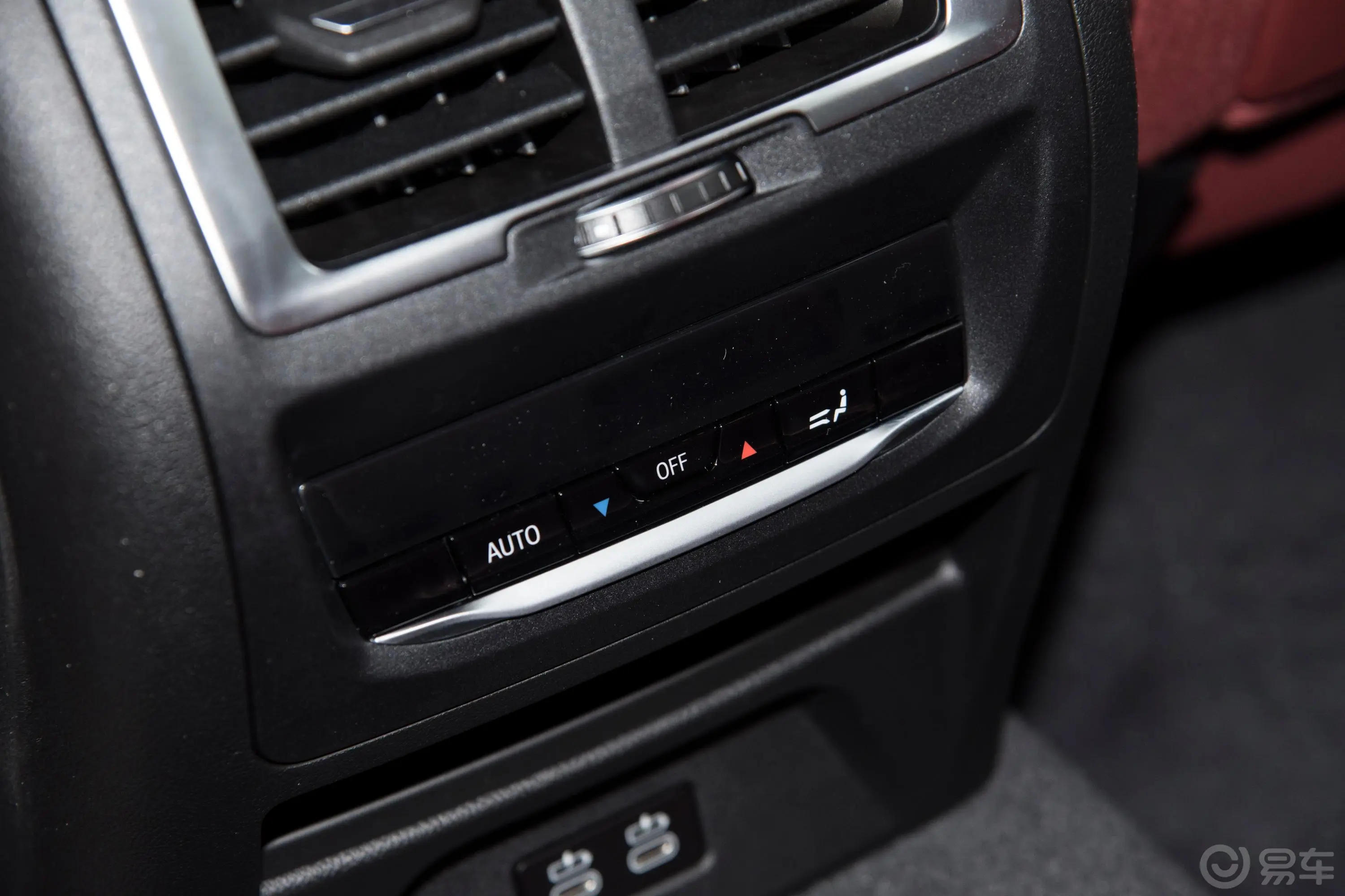 宝马X3xDrive30i 尊享型 M曜夜套装后排空调控制键