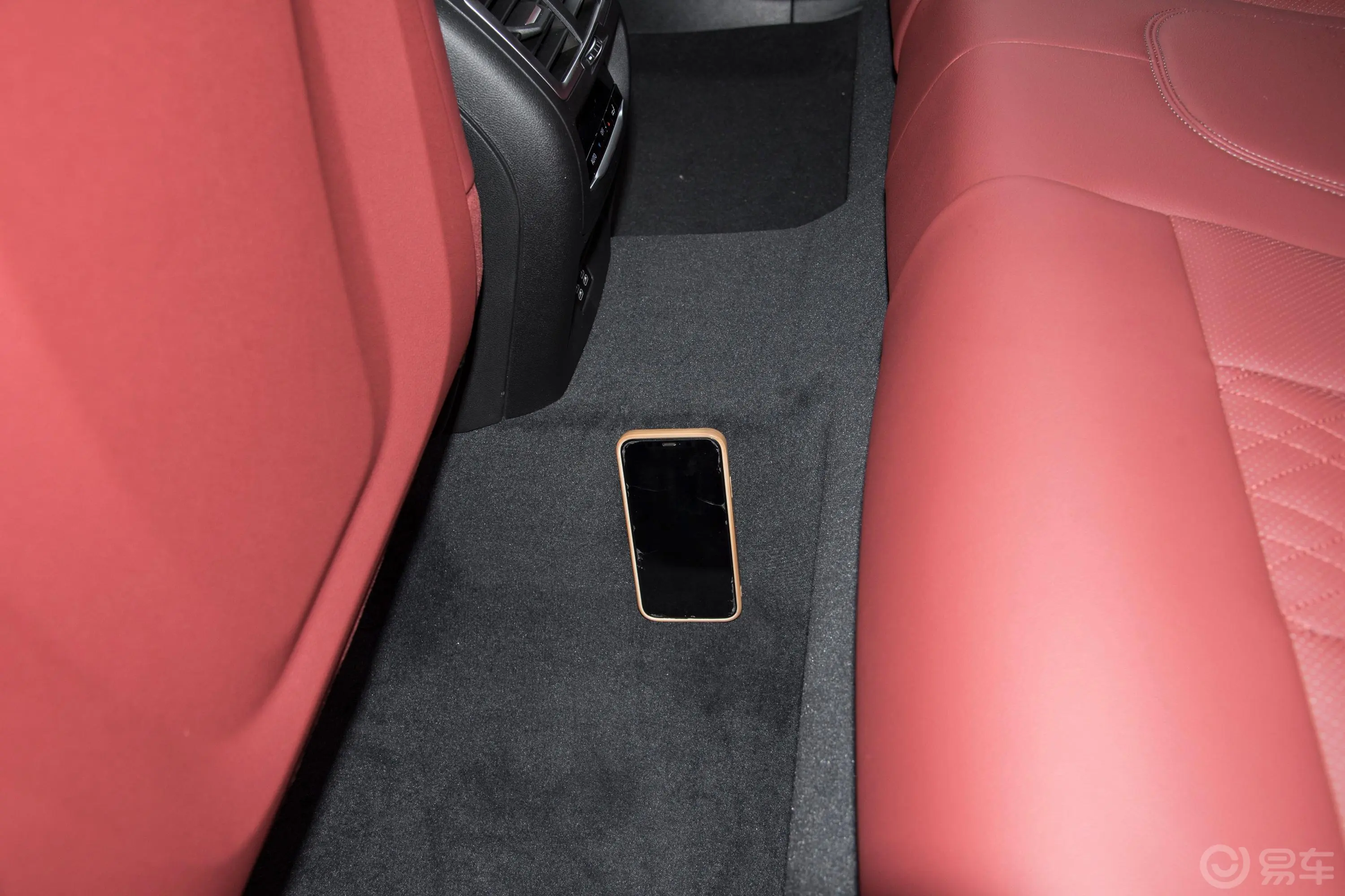 宝马X3xDrive30i 尊享型 M曜夜套装后排地板中间位置