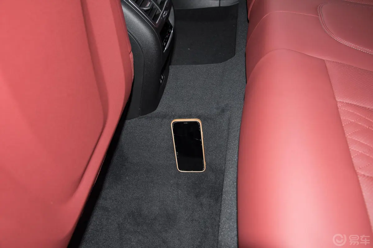 宝马X3xDrive30i 尊享型 M曜夜套装后排地板中间位置
