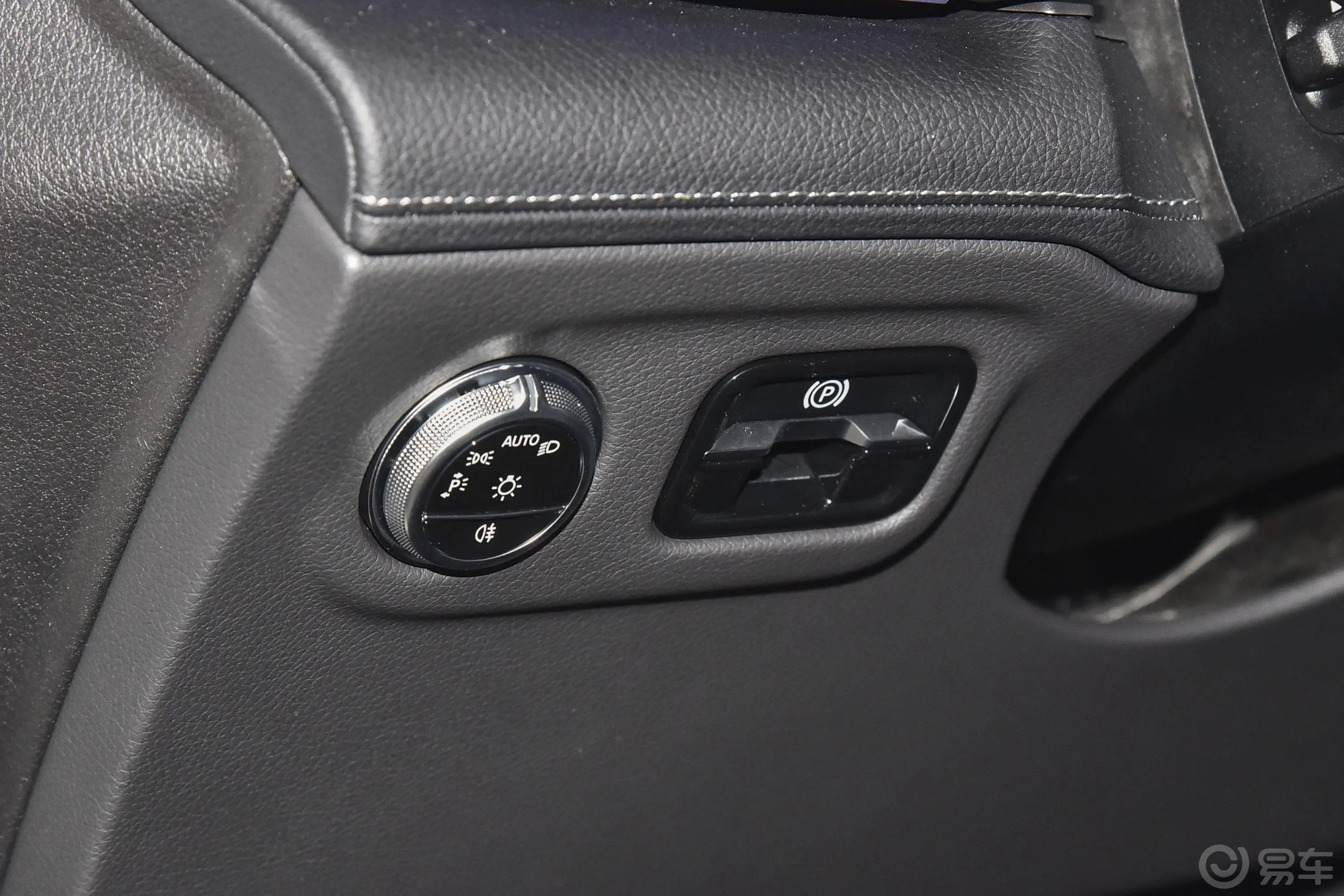奔驰EQS SUV450 4MATIC 先锋版灯光控制区