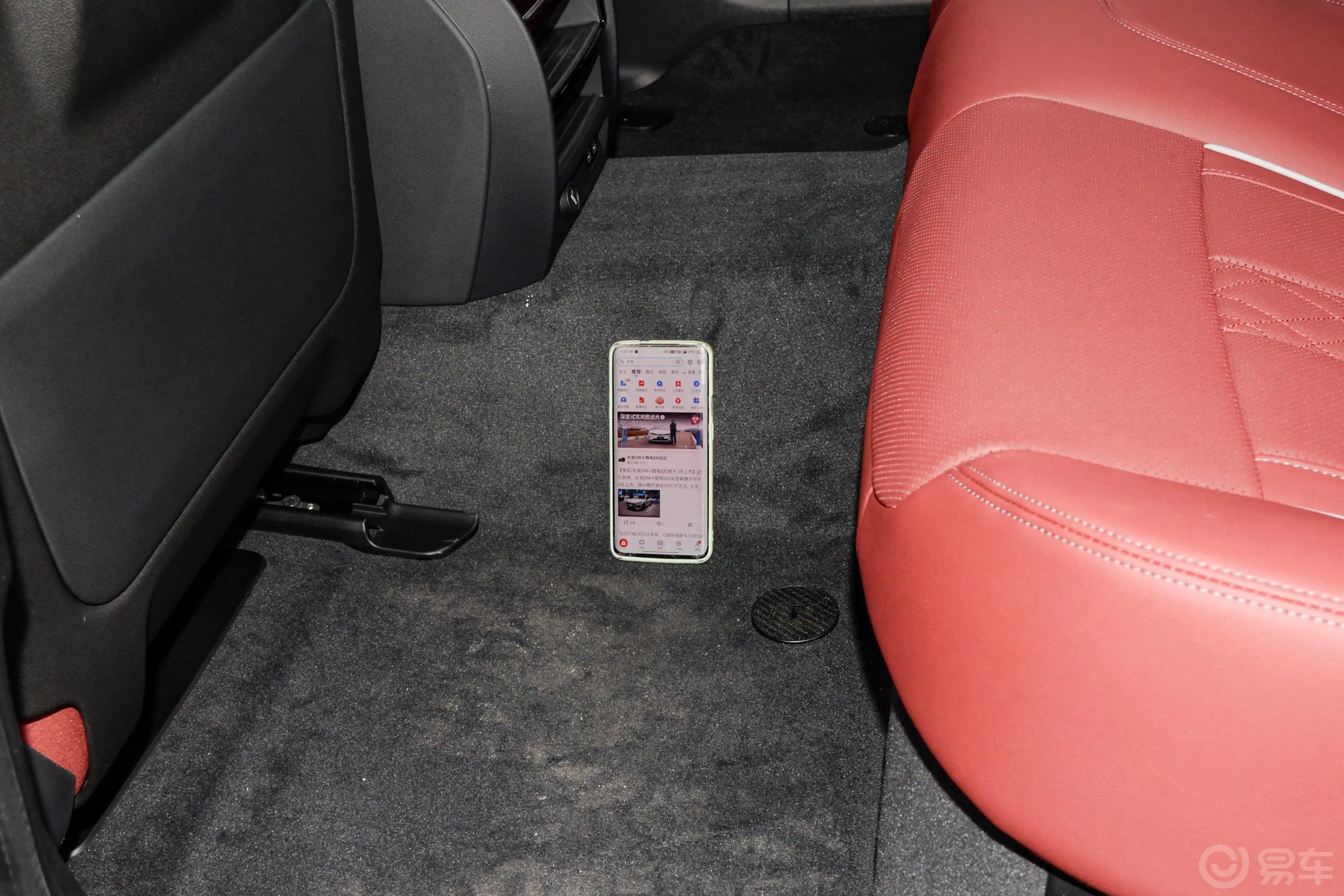 宝马5系530Li xDrive M运动套装后排地板中间位置