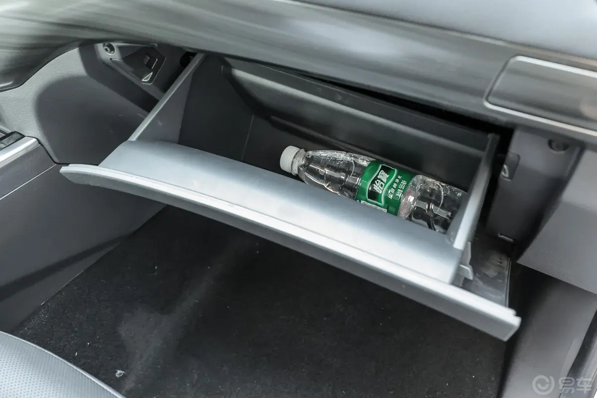 铃拓2.0T 自动 两驱 领尚版 汽油手套箱空间水瓶横置