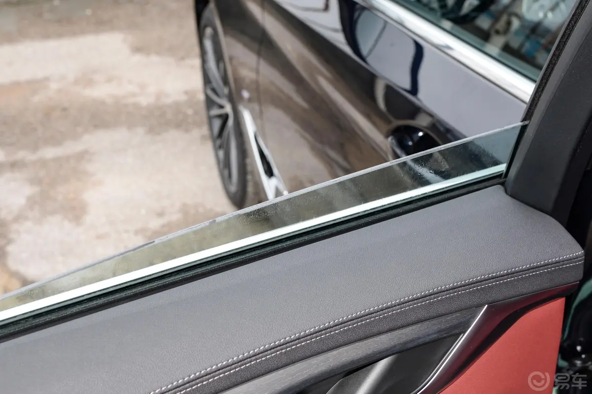 宝马5系530Li xDrive M运动套装后排玻璃材质特写
