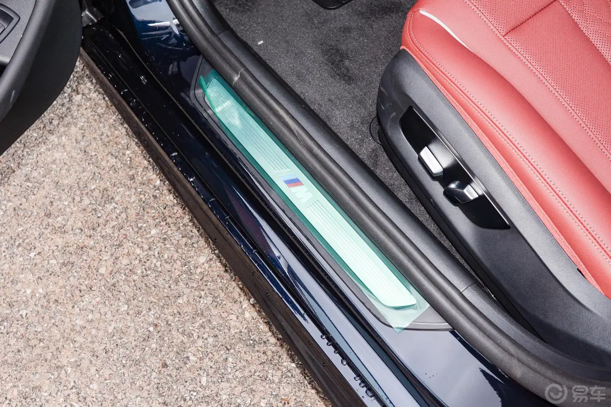宝马5系530Li xDrive M运动套装前排迎宾踏板