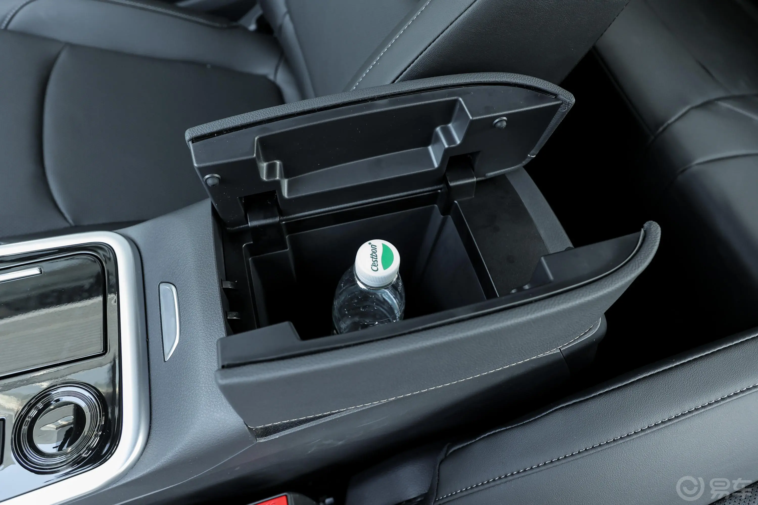 铃拓2.0T 自动 两驱 领尚版 汽油前排扶手箱储物格
