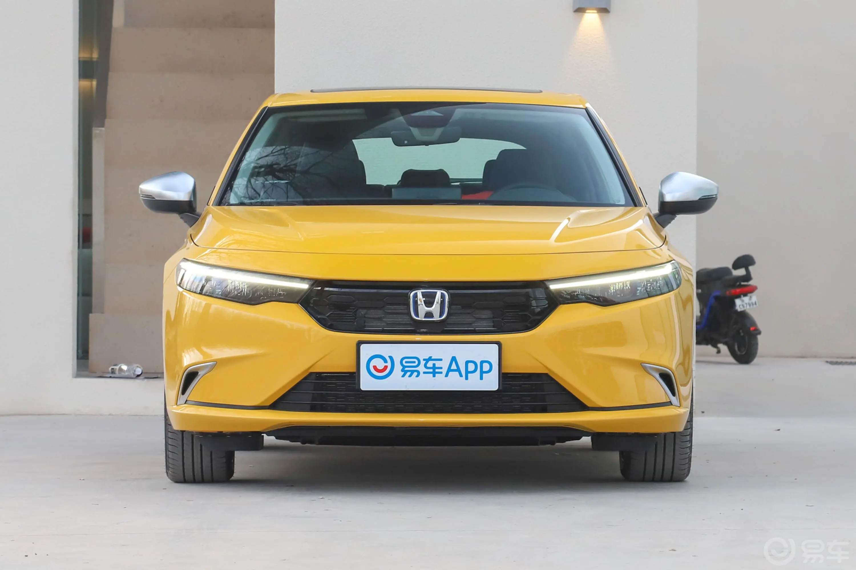 型格HATCHBACK e:HEV 2.0L 锐·豪华版正前水平