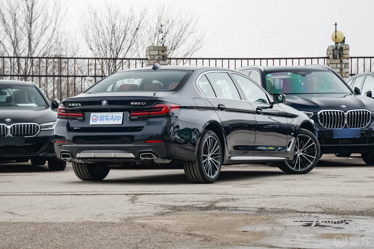 宝马5系530Li xDrive M运动套装侧后45度车头向右水平