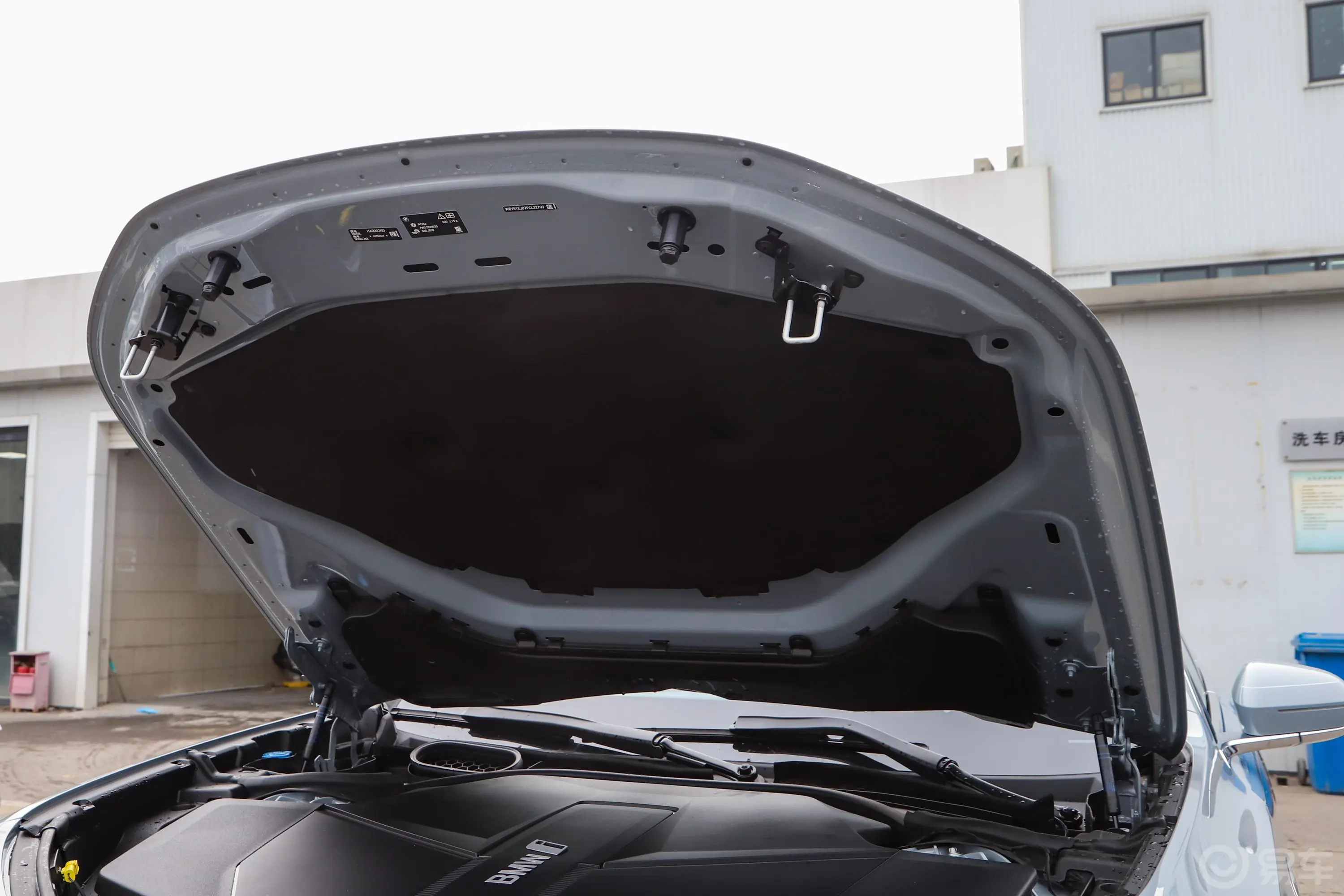 宝马i7xDrive60L M运动套装发动机舱盖内侧