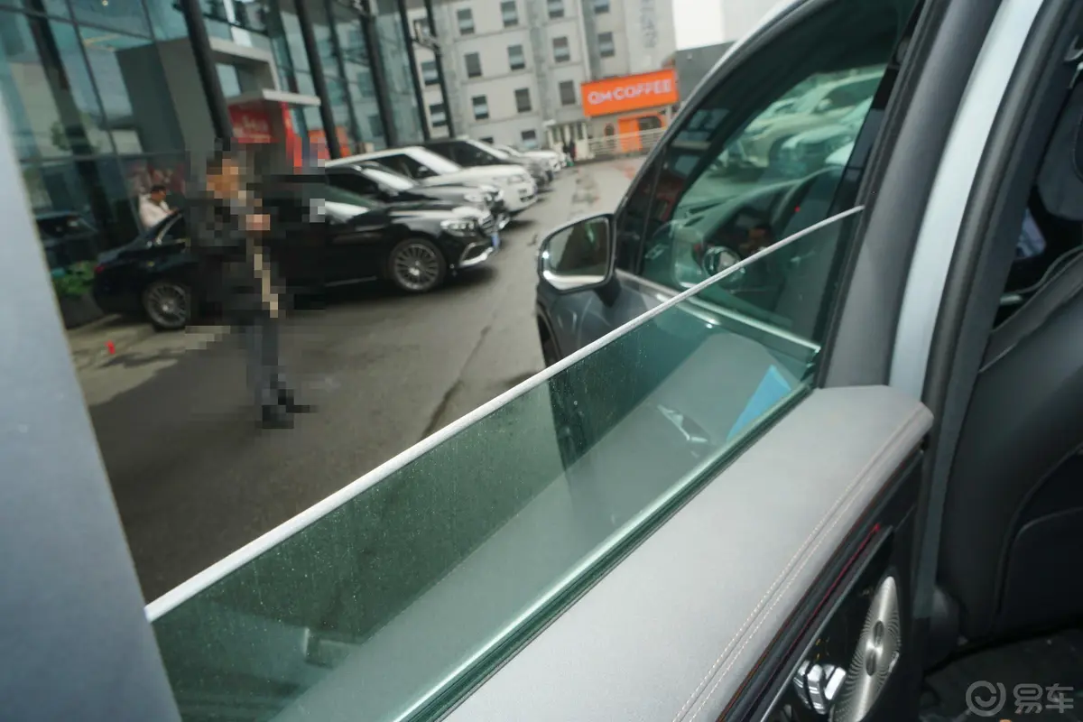 奔驰EQS SUV450 4MATIC 先锋版后排玻璃材质特写
