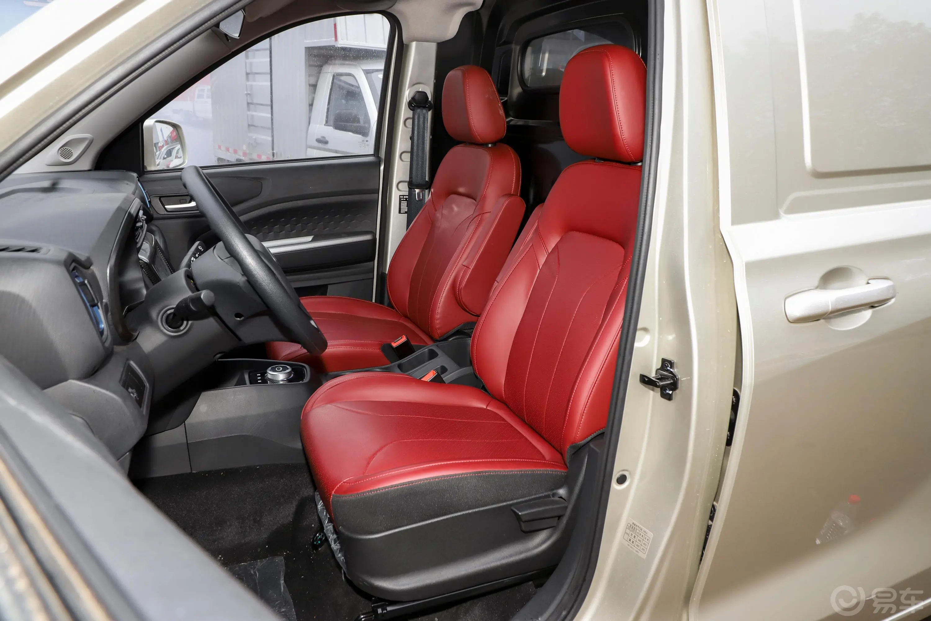 瑞驰新能源EC55321km 长续航舒适智慧版驾驶员座椅