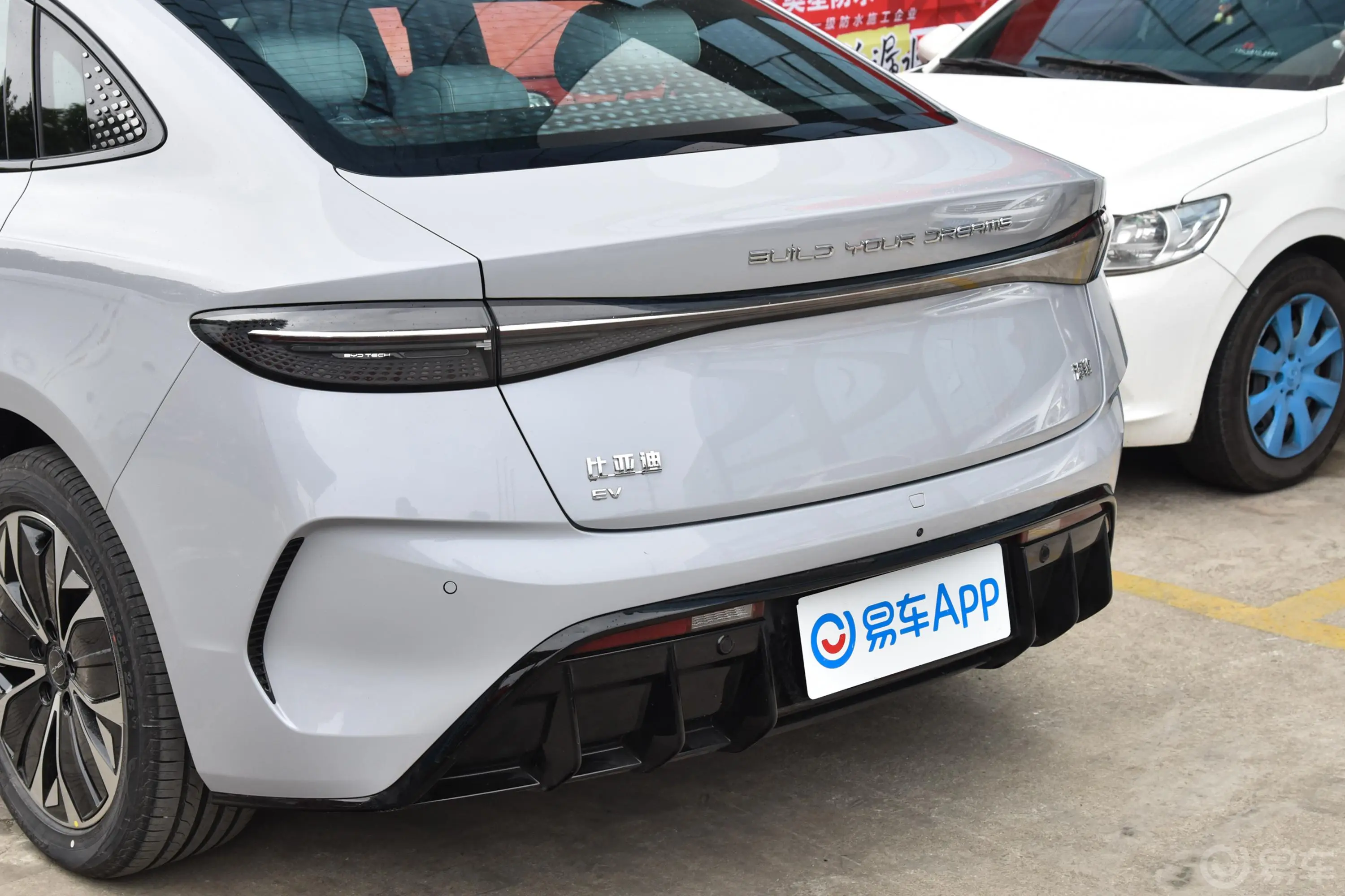 海豹EV 550km 后驱标准续航尊贵型车后雷达