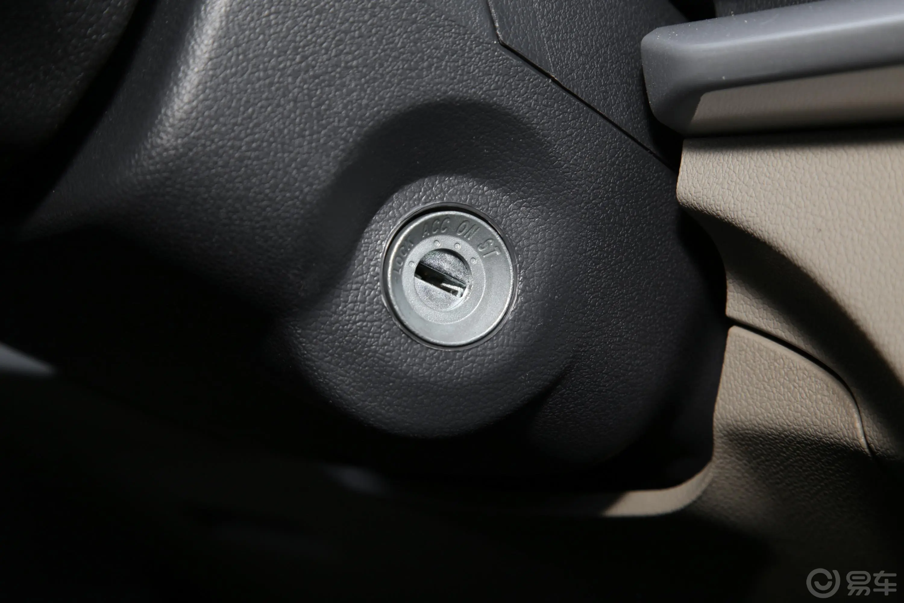 长安星卡1.5L 单排3.06米载货汽车舒适型钥匙孔或一键启动按键