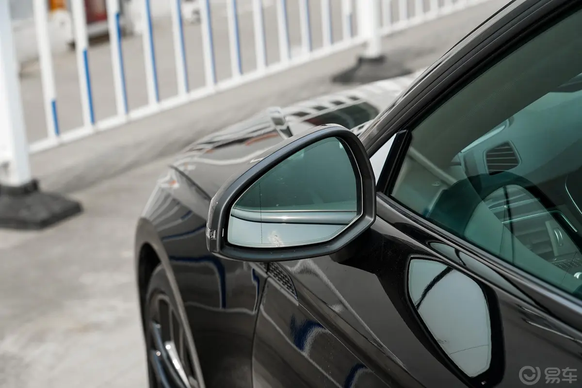 奥迪RS 52.9T Sportback 黑曜版后视镜镜面