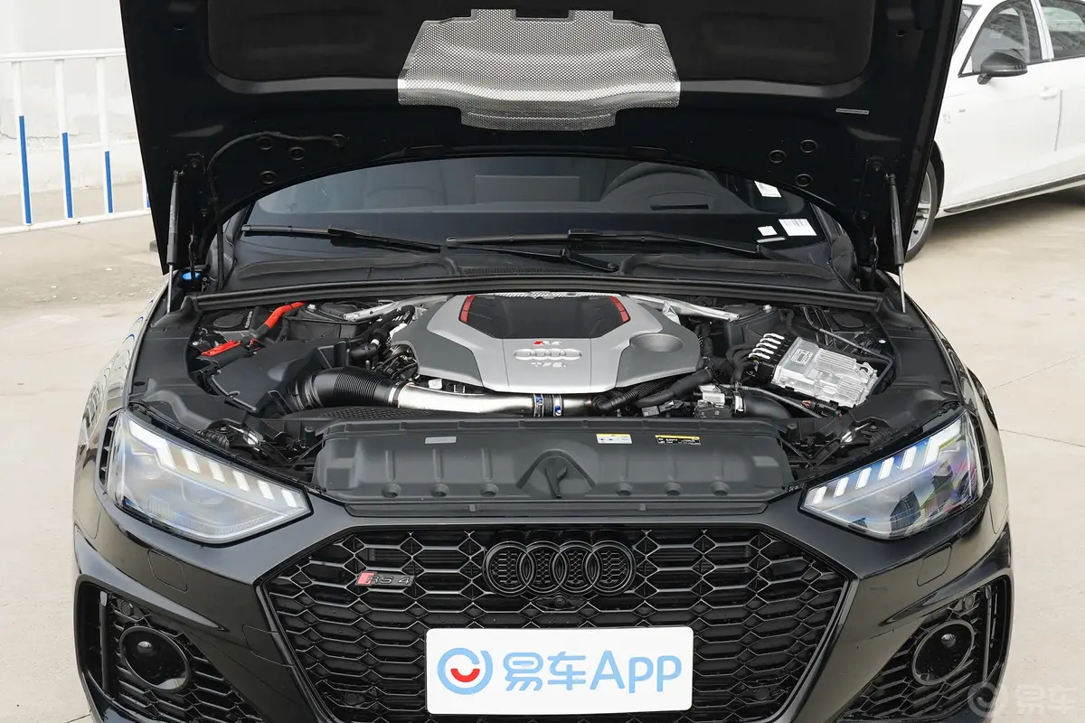 奥迪RS 42.9T Avant 黑曜版发动机舱整体