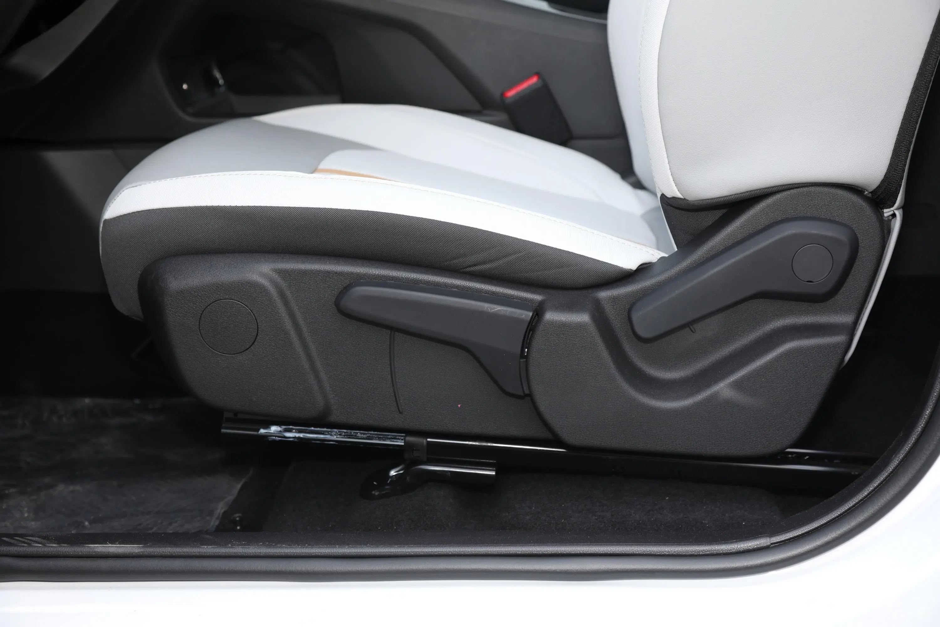 风神E70改款 Pro 401km 畅行版 三元锂主驾座椅调节