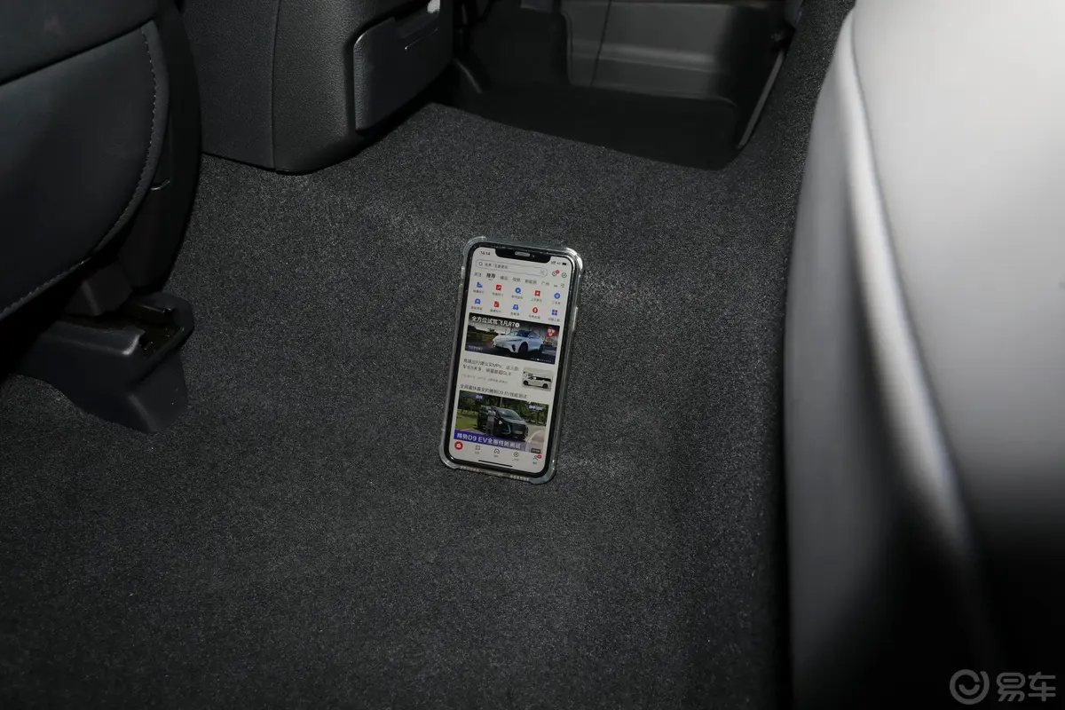 傲虎2.5i AWD探享版EyeSight后排地板中间位置