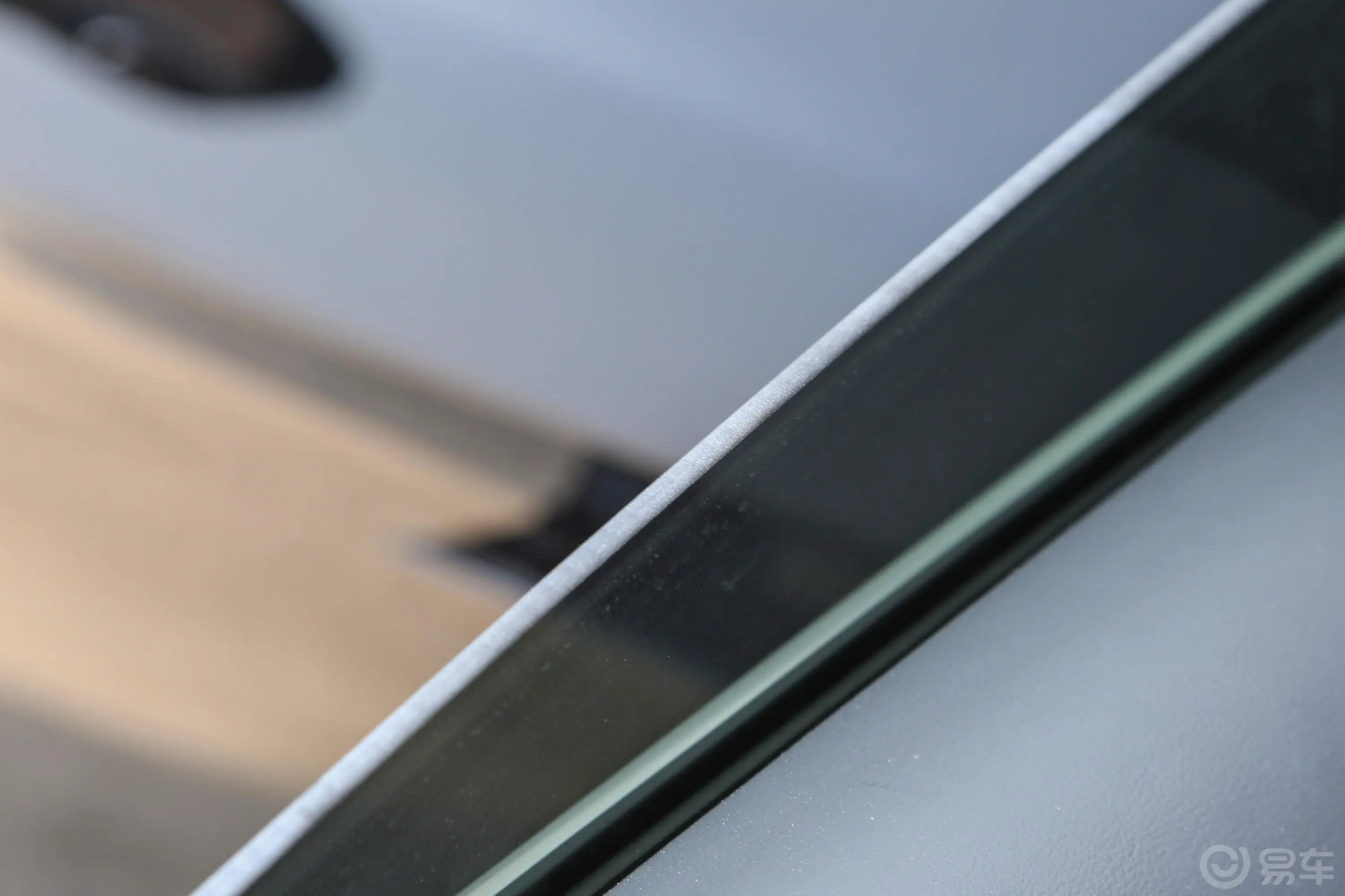 汉EV 冠军版 605km 前驱尊贵型后排玻璃材质特写