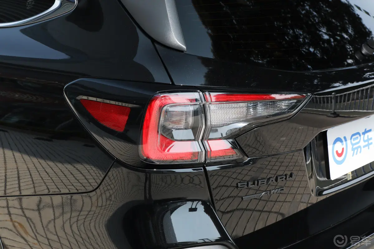傲虎2.5i AWD探享版EyeSight尾灯侧45度俯拍
