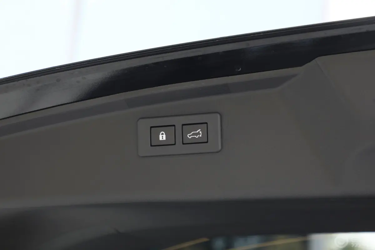 傲虎2.5i AWD探享版EyeSight电动尾门按键（手动扶手）