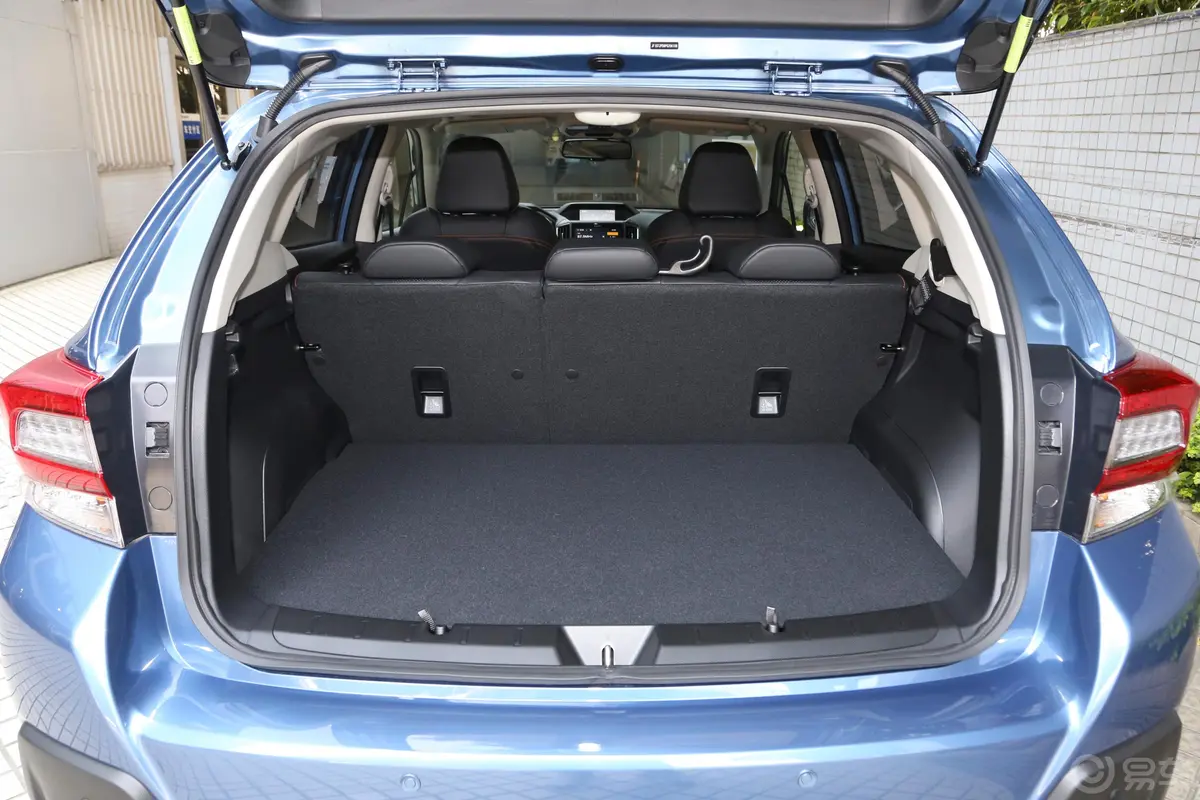 斯巴鲁XV2.0i AWD豪华版后备厢空间特写