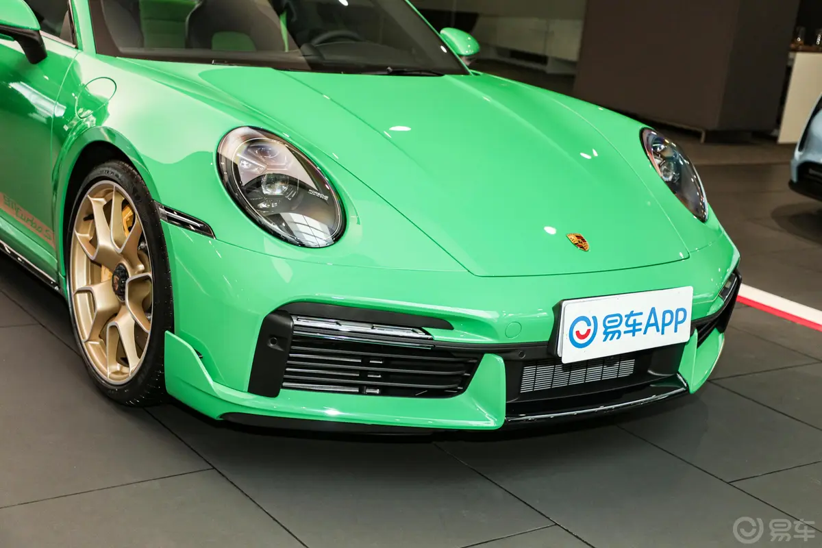 保时捷911Turbo S 3.7T前格栅侧俯拍