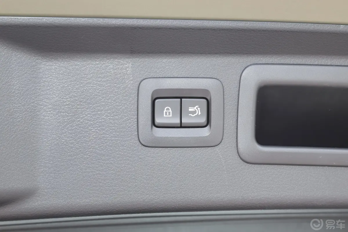 马自达CX-50 行也2.5L 尊行版电动尾门按键（手动扶手）