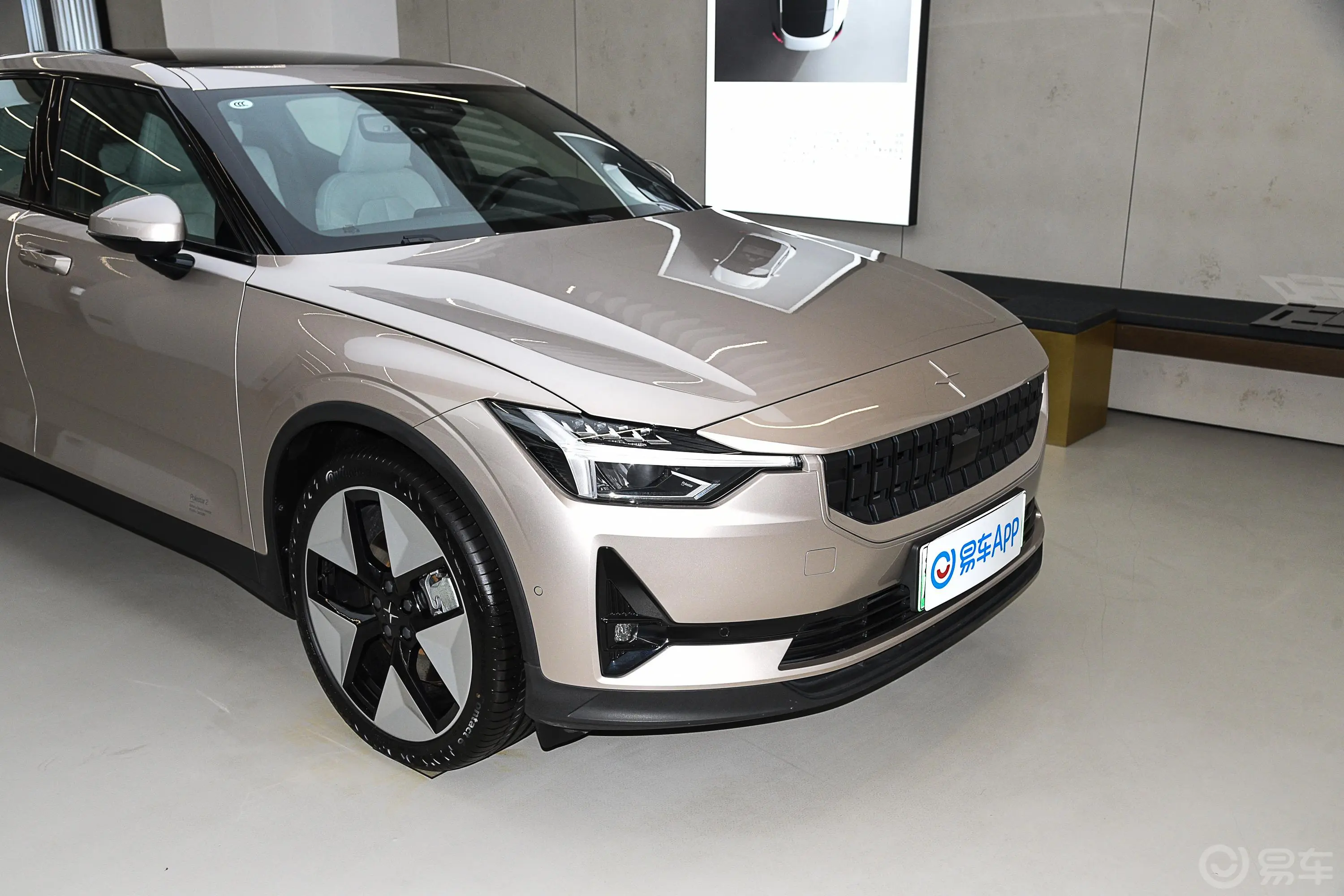 Polestar 2512km 双电机长续航版前格栅侧俯拍