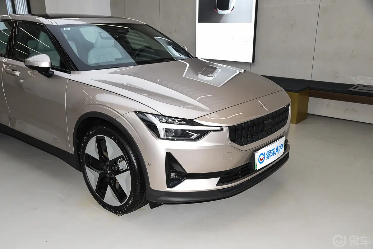 Polestar 2512km 双电机长续航版前格栅侧俯拍