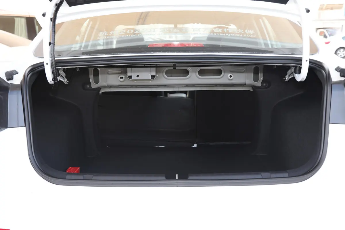 帝豪第4代 1.5L 手动亚运版后备厢