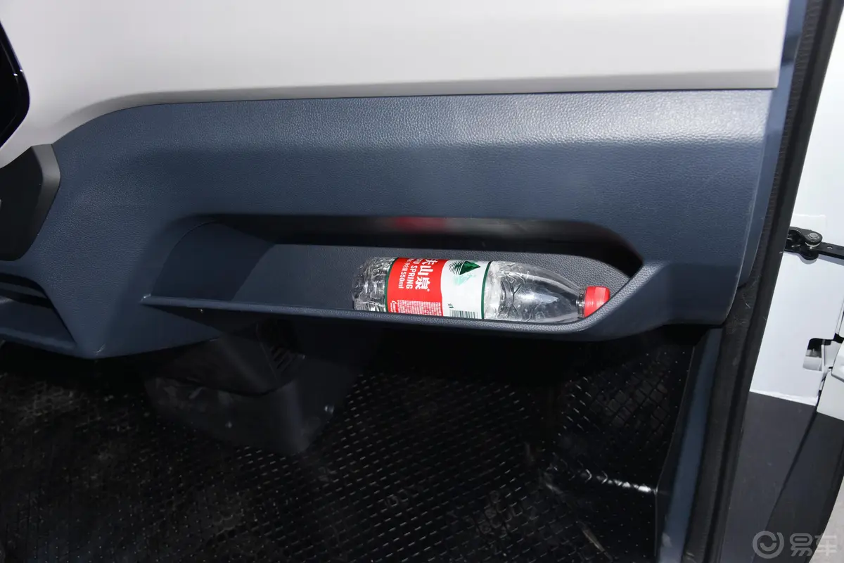 大通EV30智能物流专家长轴 宁德时代手套箱空间水瓶横置