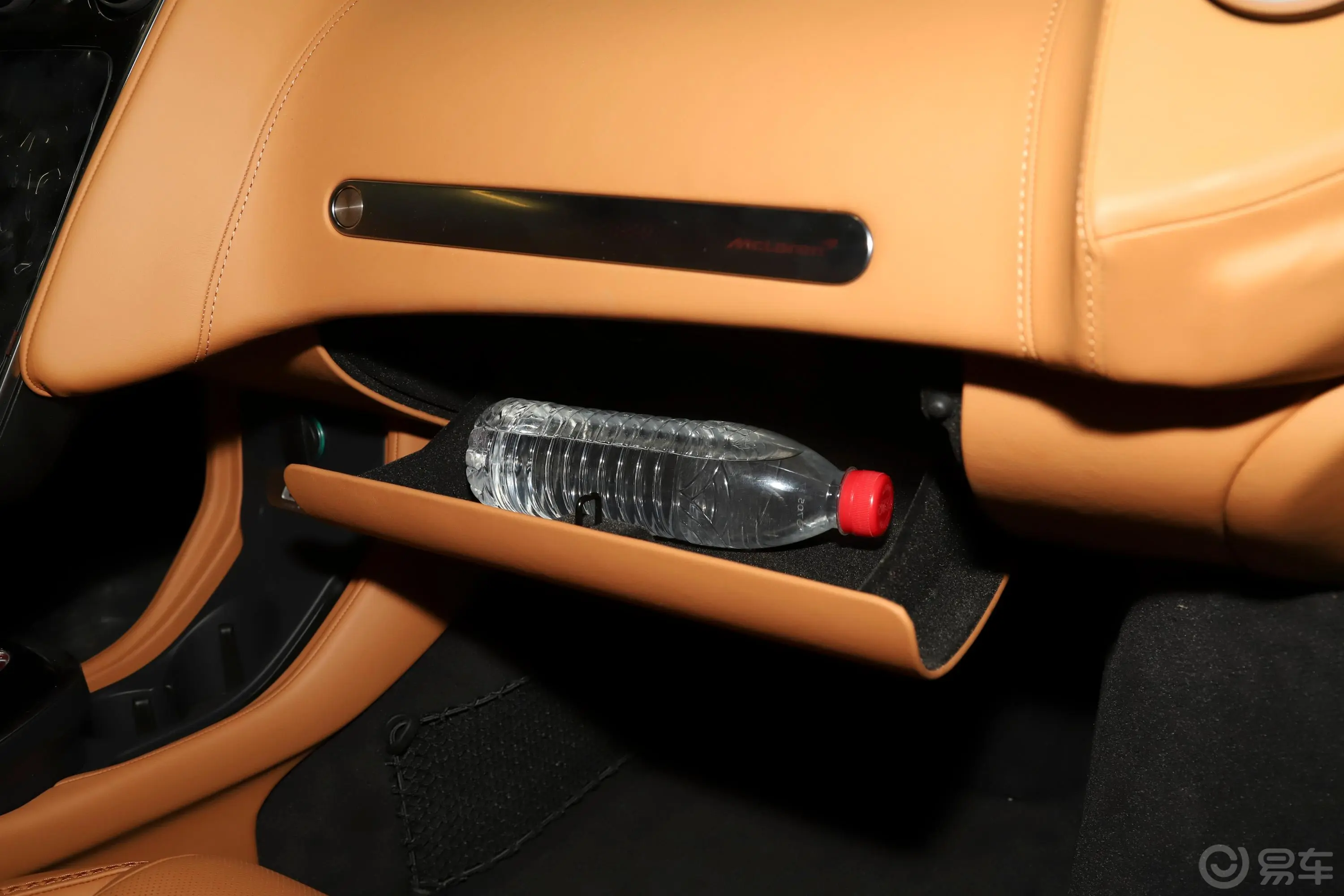 迈凯伦GT4.0T 基本版手套箱空间水瓶横置