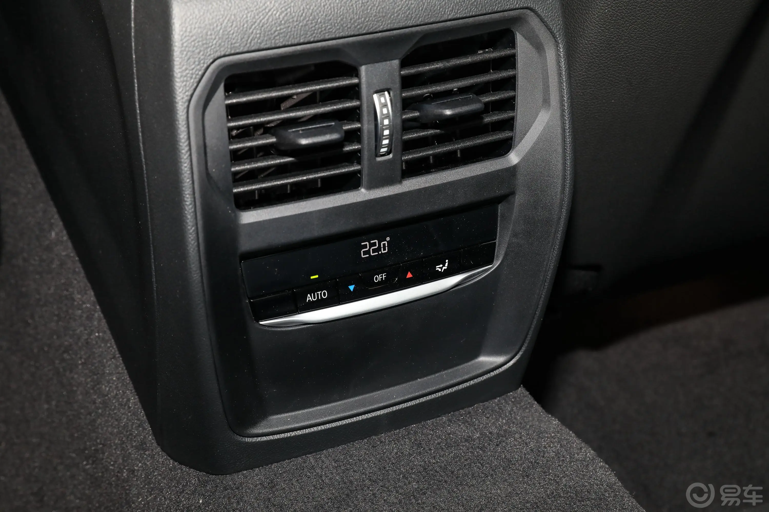 宝马4系双门轿跑车 430i 天鹅绒兰花紫特别版后排空调控制键