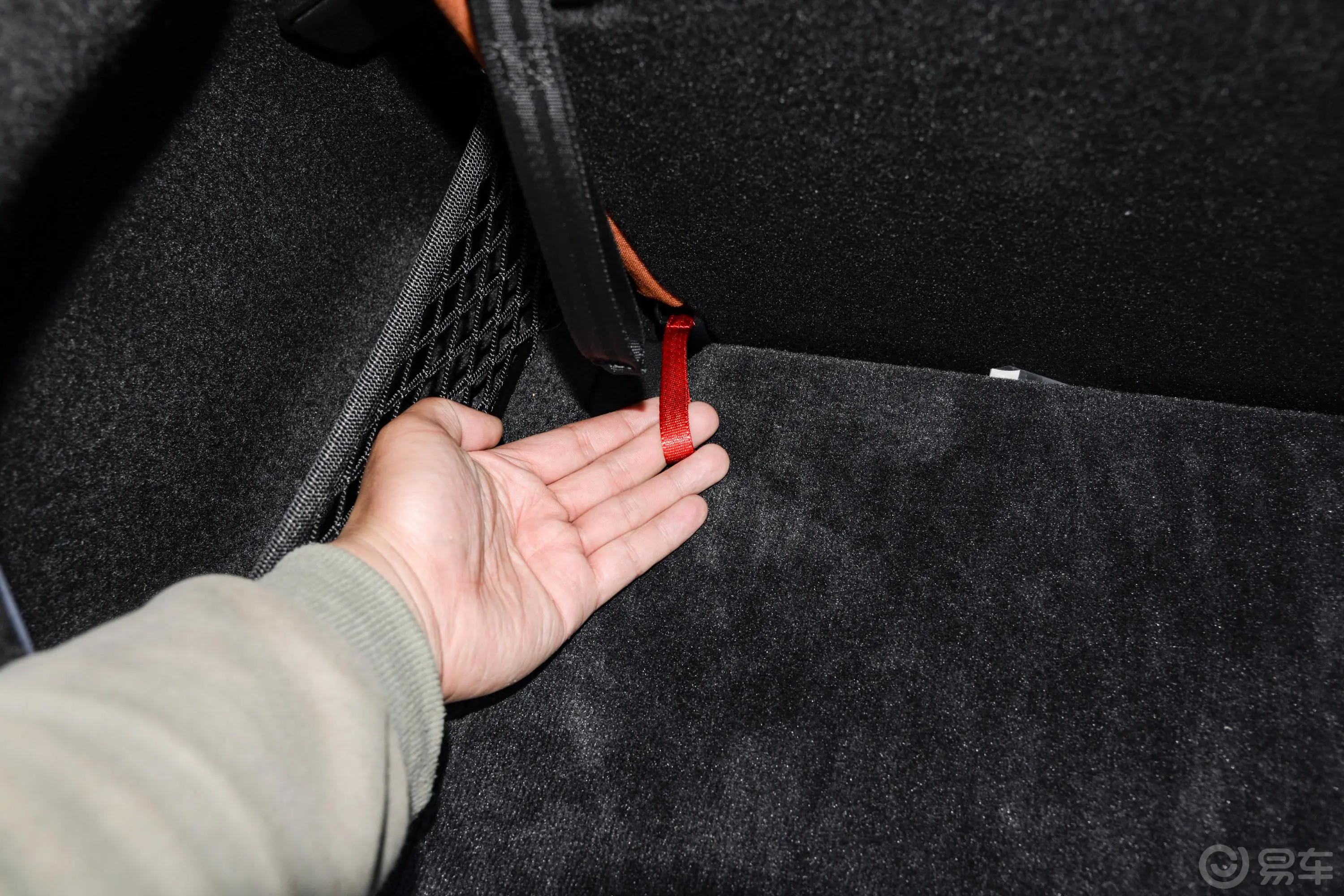 奔驰GLCGLC 300 L 4MATIC 动感型 7座后备箱内座椅放倒按钮