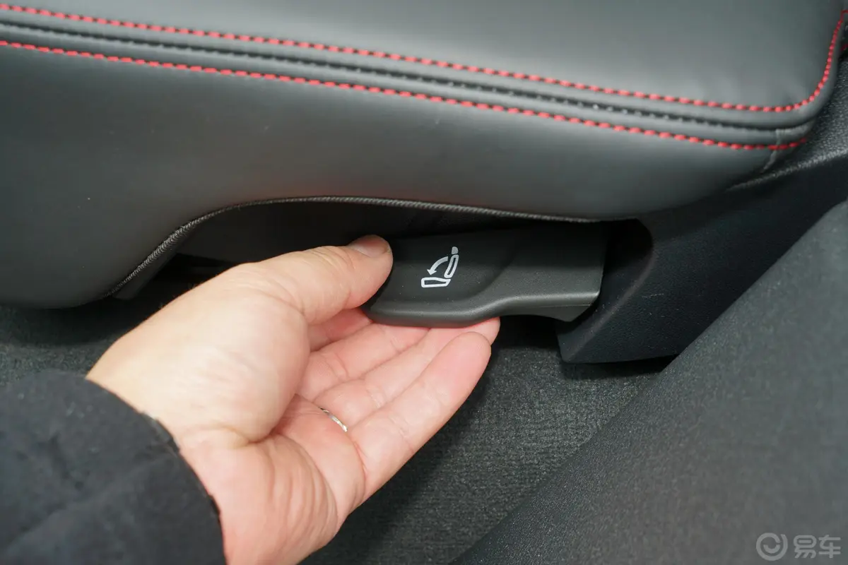 奥迪RS Q84.0T后备箱内座椅放倒按钮