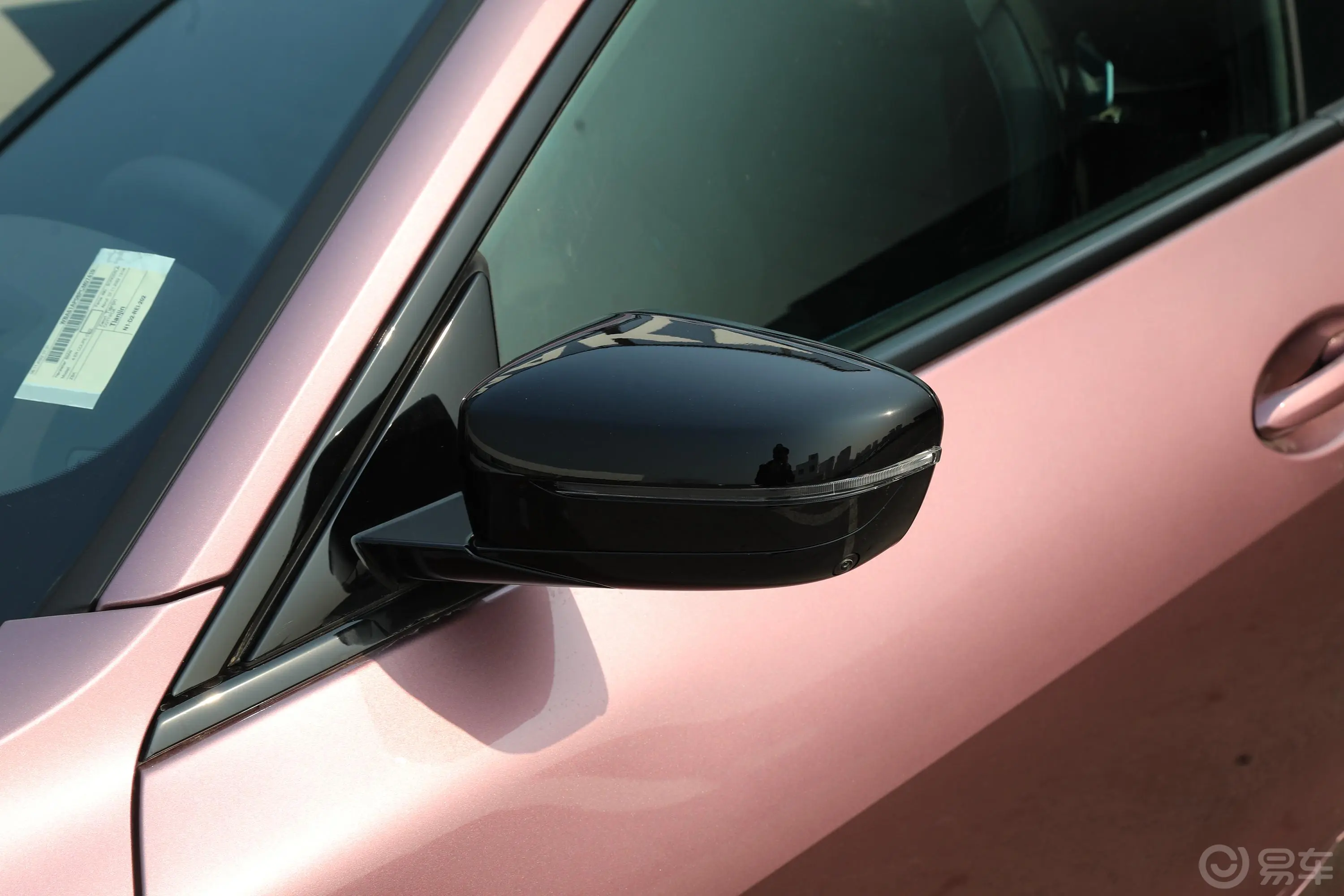宝马4系双门轿跑车 430i 天鹅绒兰花紫特别版主驾驶后视镜背面