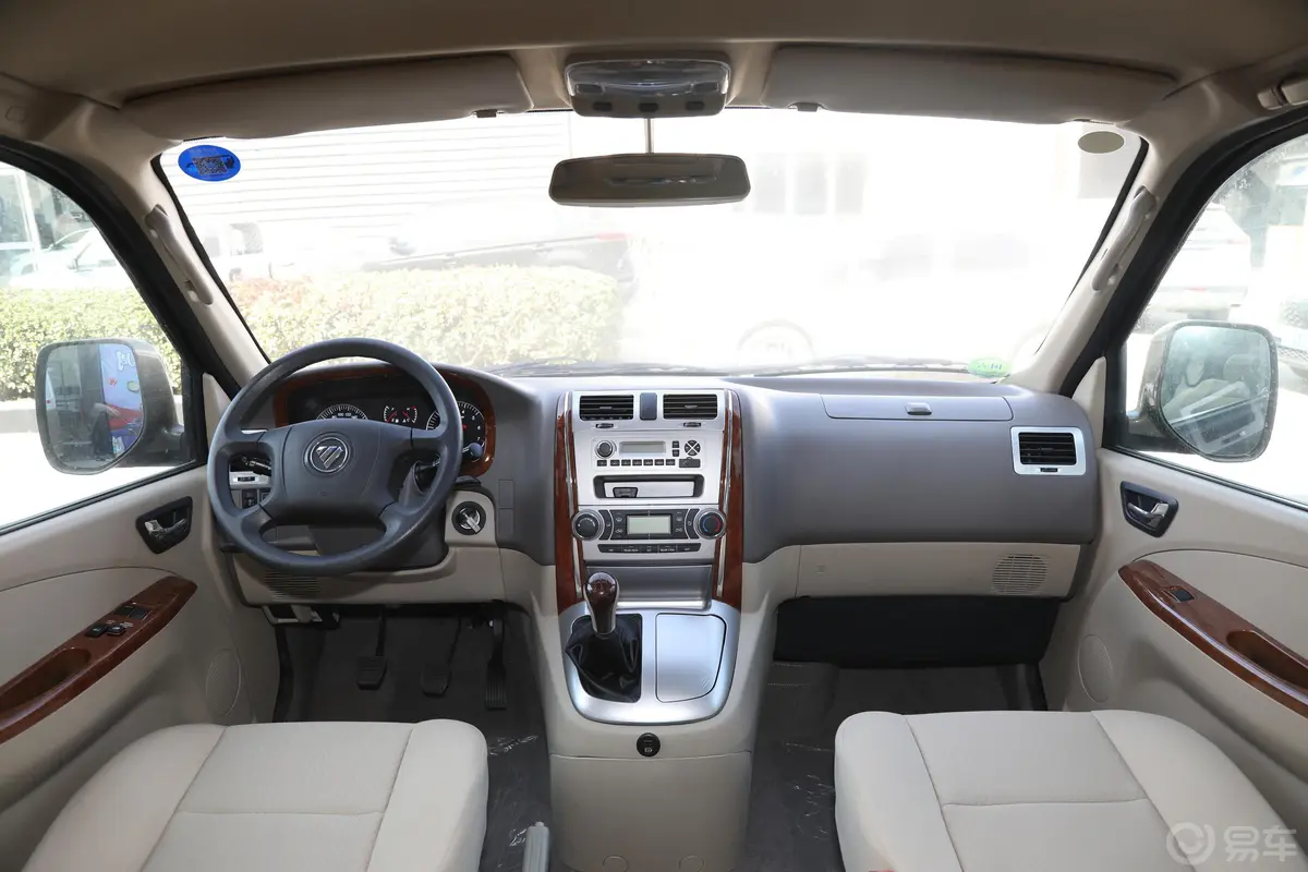 风景G52.0L 手动 明窗 专业版 5-9座 汽油前排头部空间