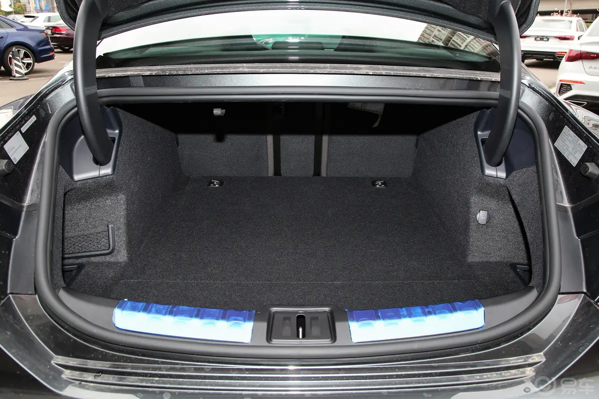 奥迪RS e-tron GT495km后备厢空间特写