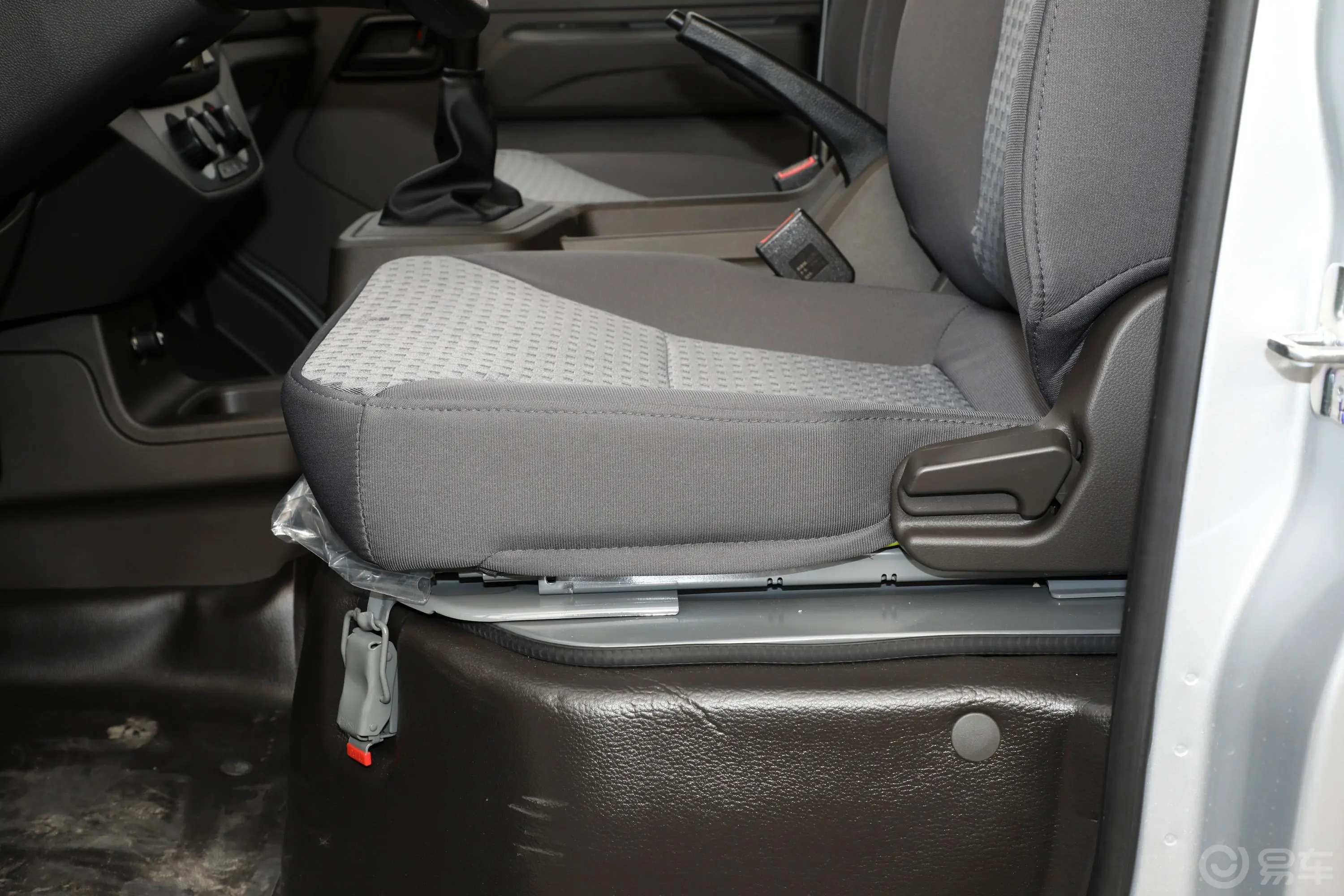 五菱荣光新卡2.0L 双排基本型 5座主驾座椅调节