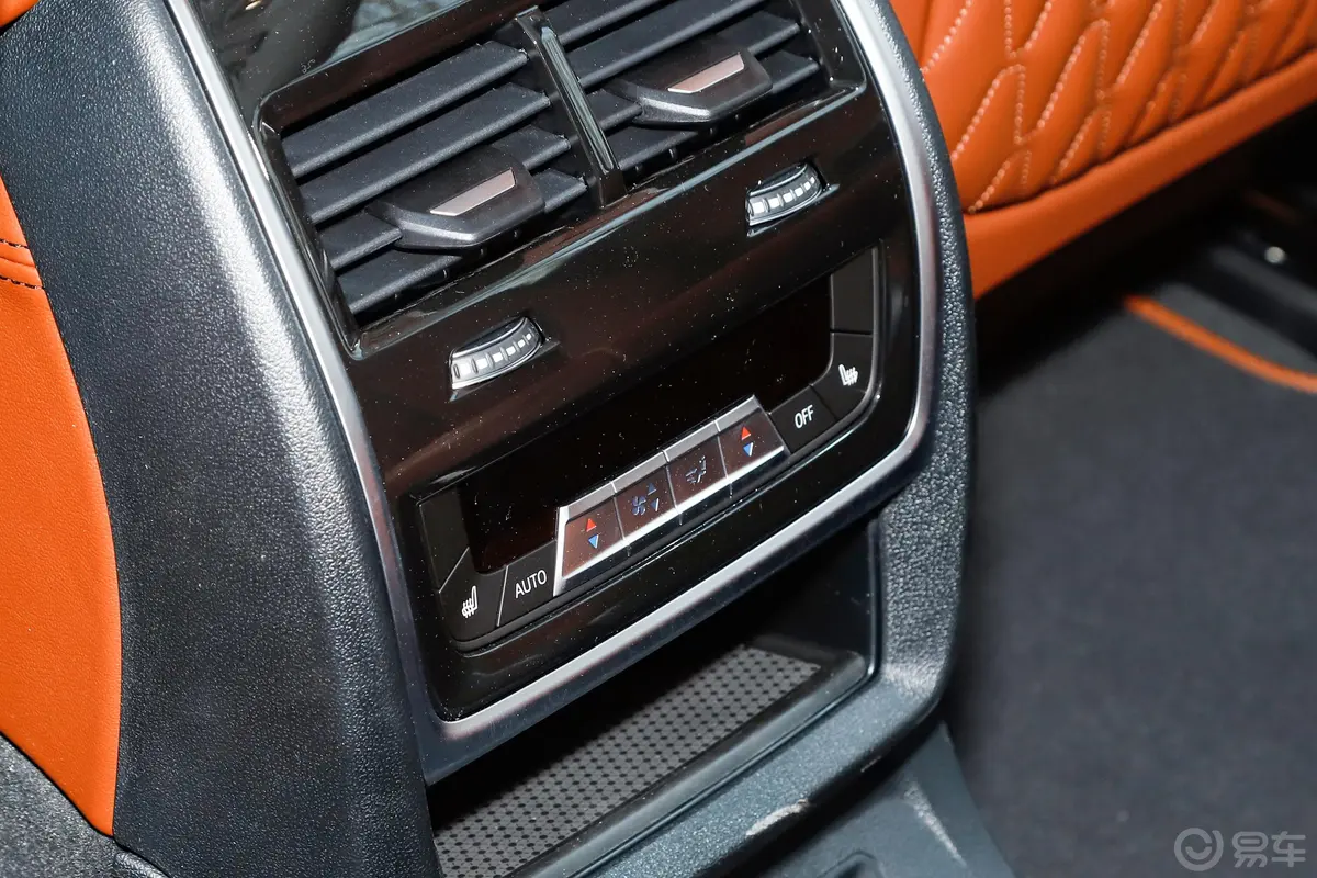 宝马X7xDrive40i 行政型 M运动套装后排空调控制键