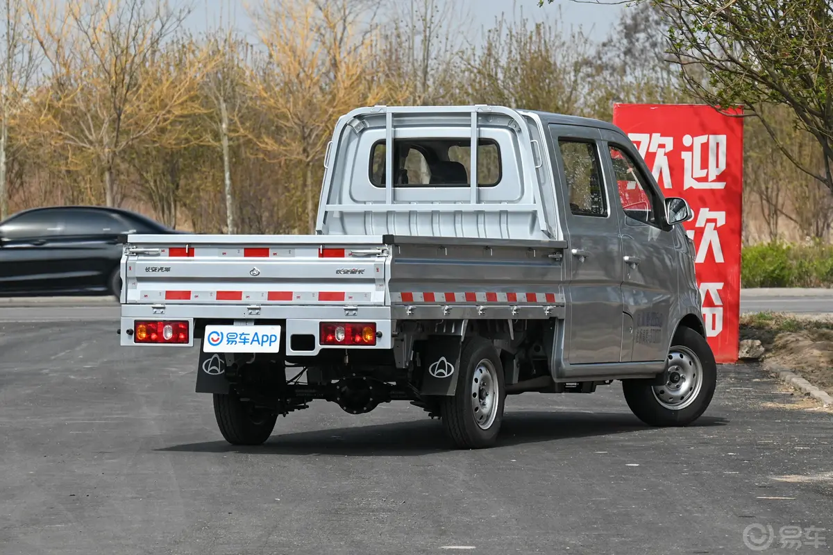 长安星卡1.5L 双排2.26米载货汽车舒适型侧后45度车头向右水平