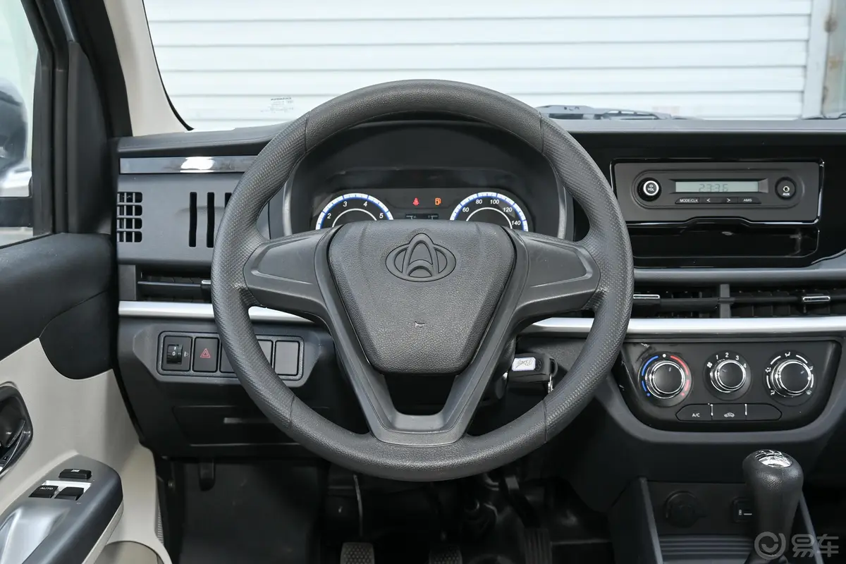 长安星卡1.5L 双排2.26米载货汽车舒适型方向盘