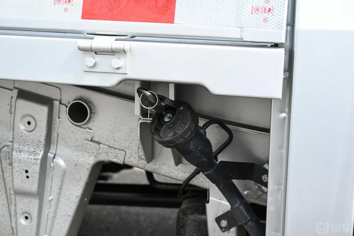 长安星卡1.5L 双排2.26米载货汽车舒适型油箱盖