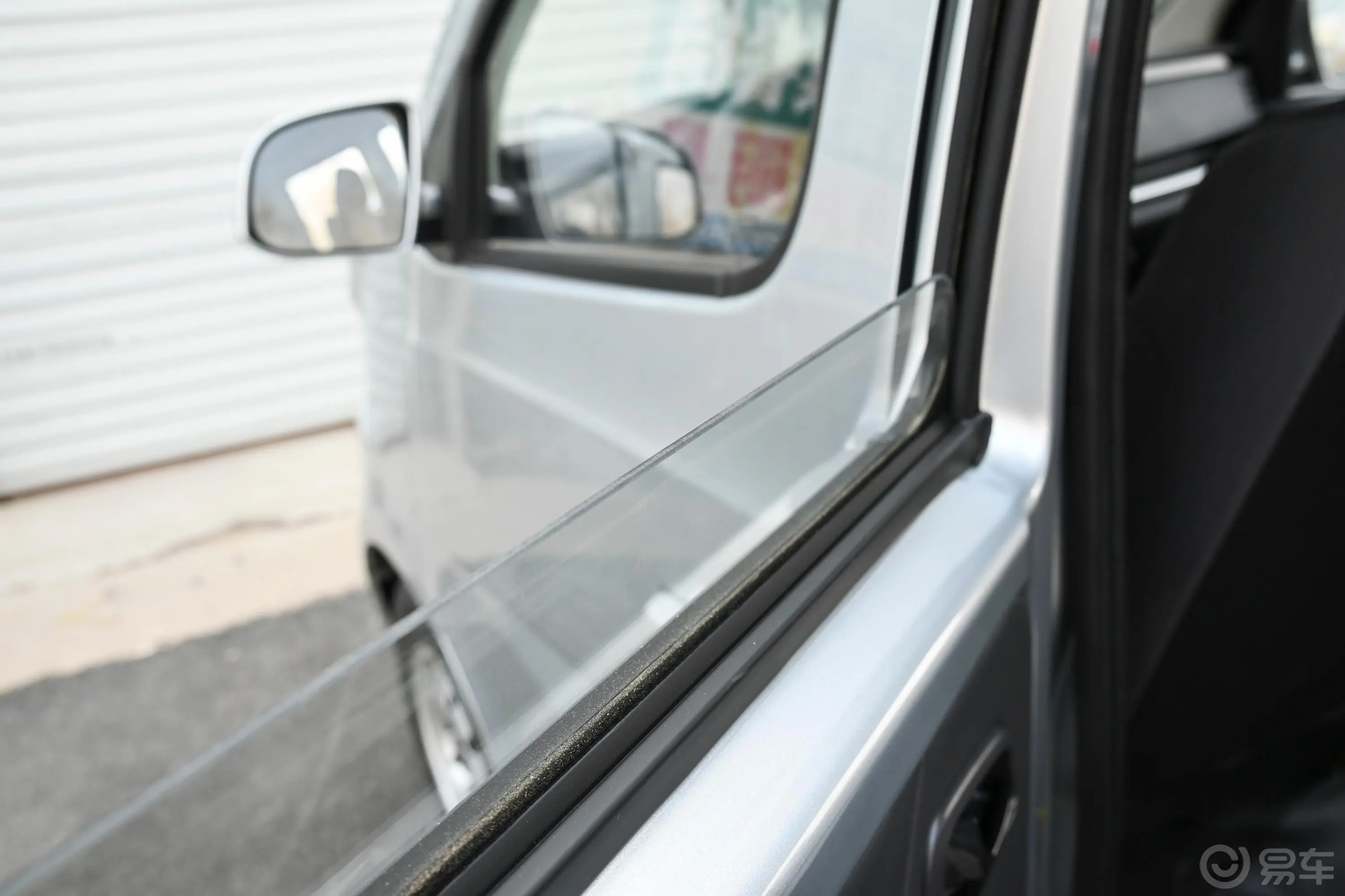 长安星卡1.5L 双排2.26米载货汽车舒适型后排玻璃材质特写