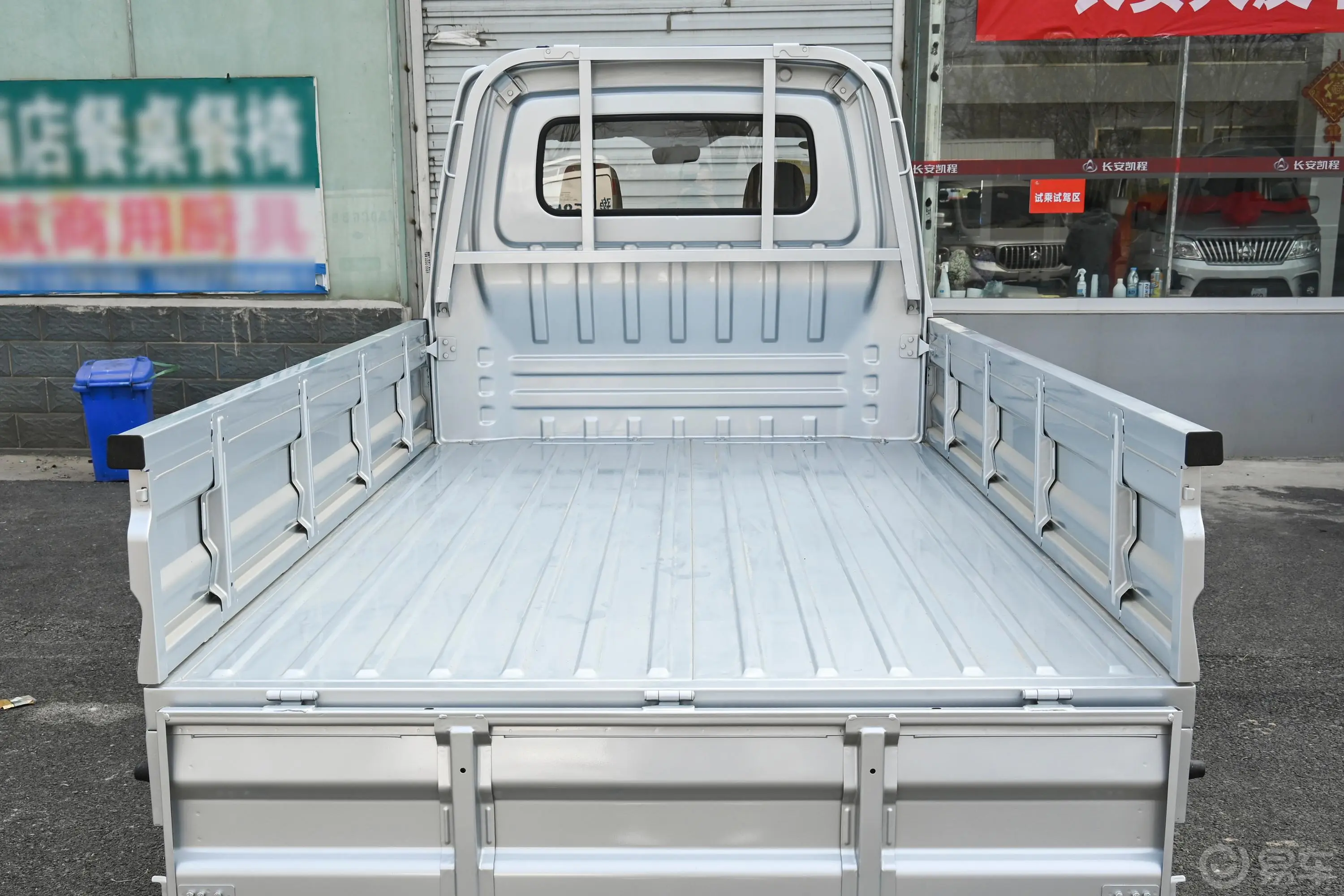 长安星卡1.5L 双排2.26米载货汽车舒适型后备厢空间特写